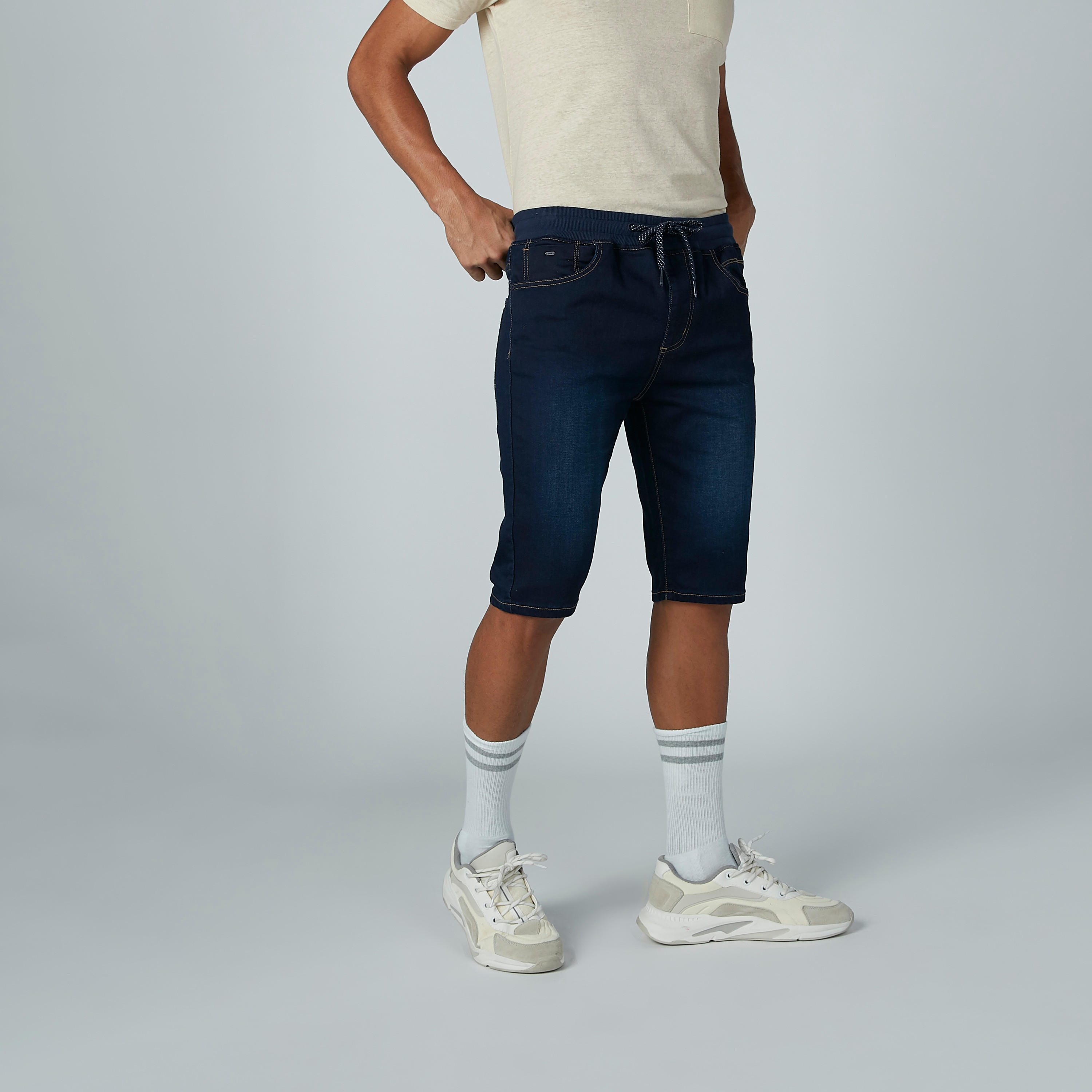 شورت مستدام دينم بخصر منخفض ورباط وجيوب-men-clothing-bottoms-shorts-image-3
