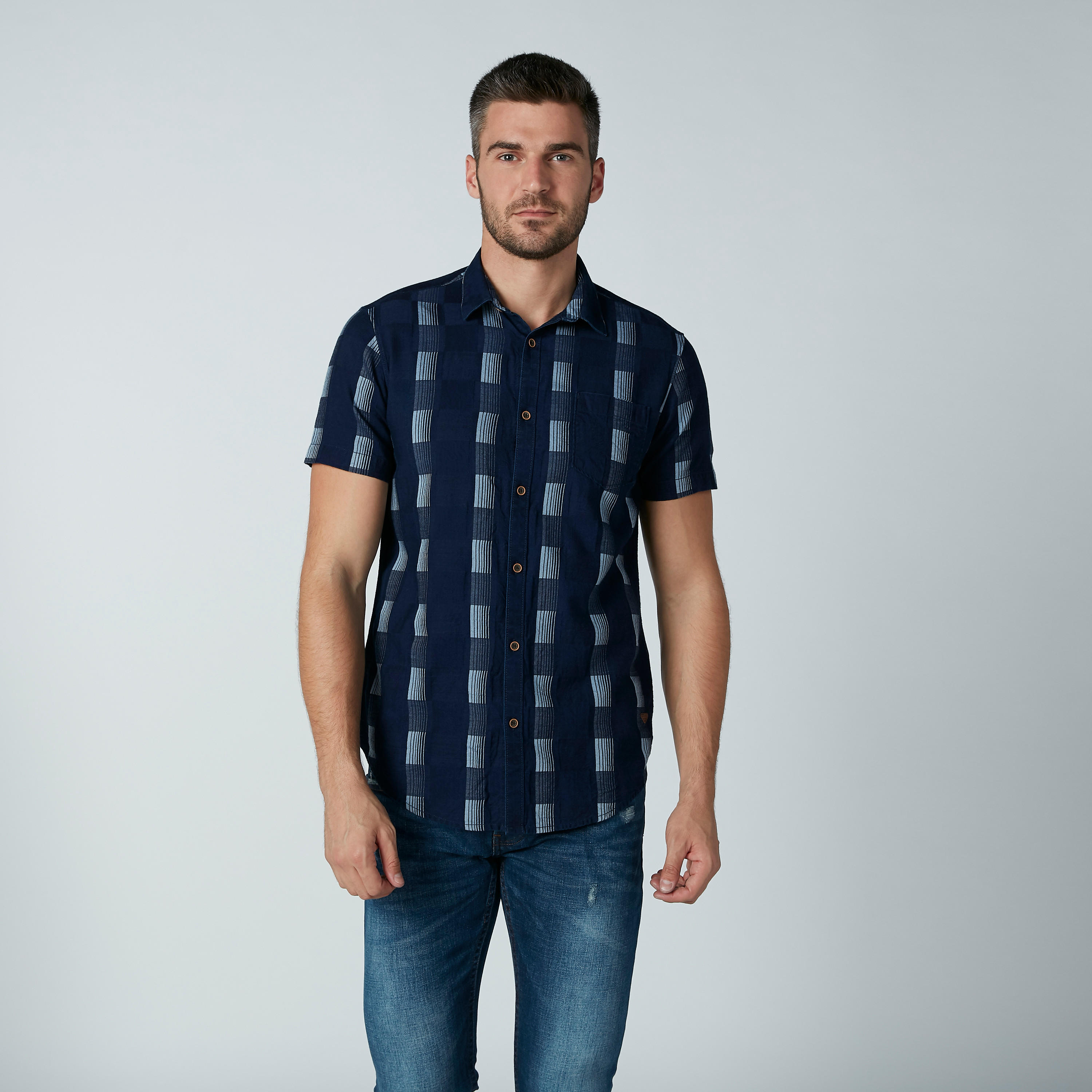 قميص كاروهات بقصّة سليم وأكمام قصيرة وجيب على الصدر-men-clothing-shirts-image-3