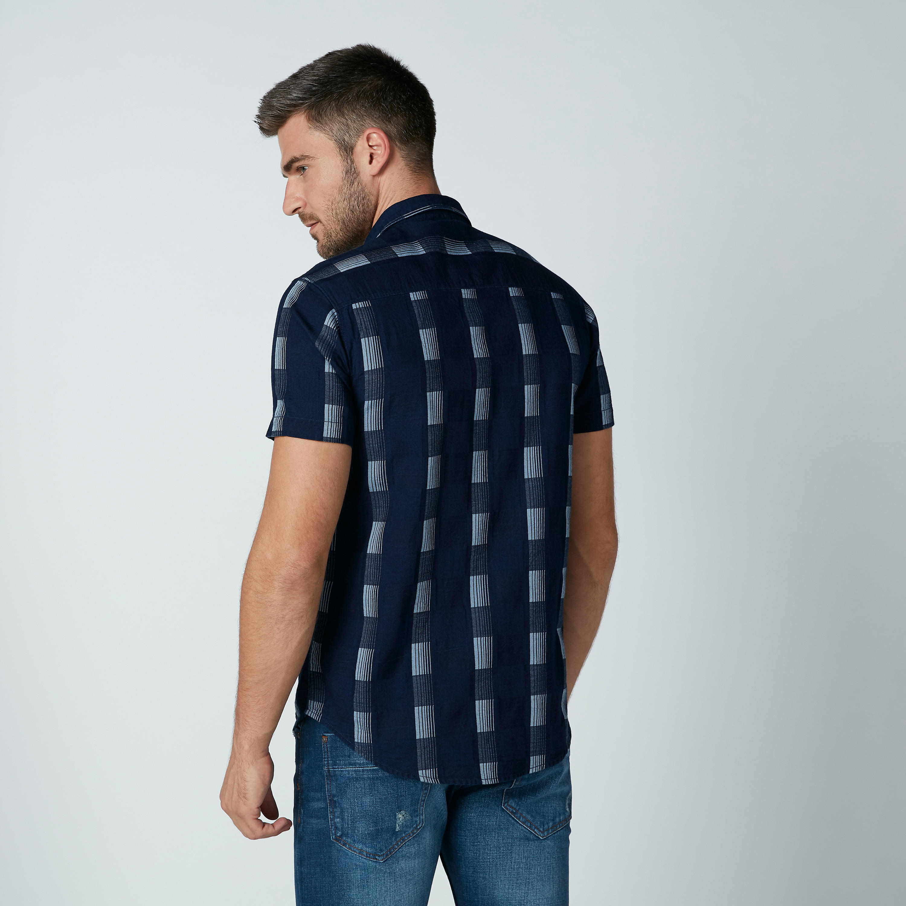 قميص كاروهات بقصّة سليم وأكمام قصيرة وجيب على الصدر-men-clothing-shirts-image-4