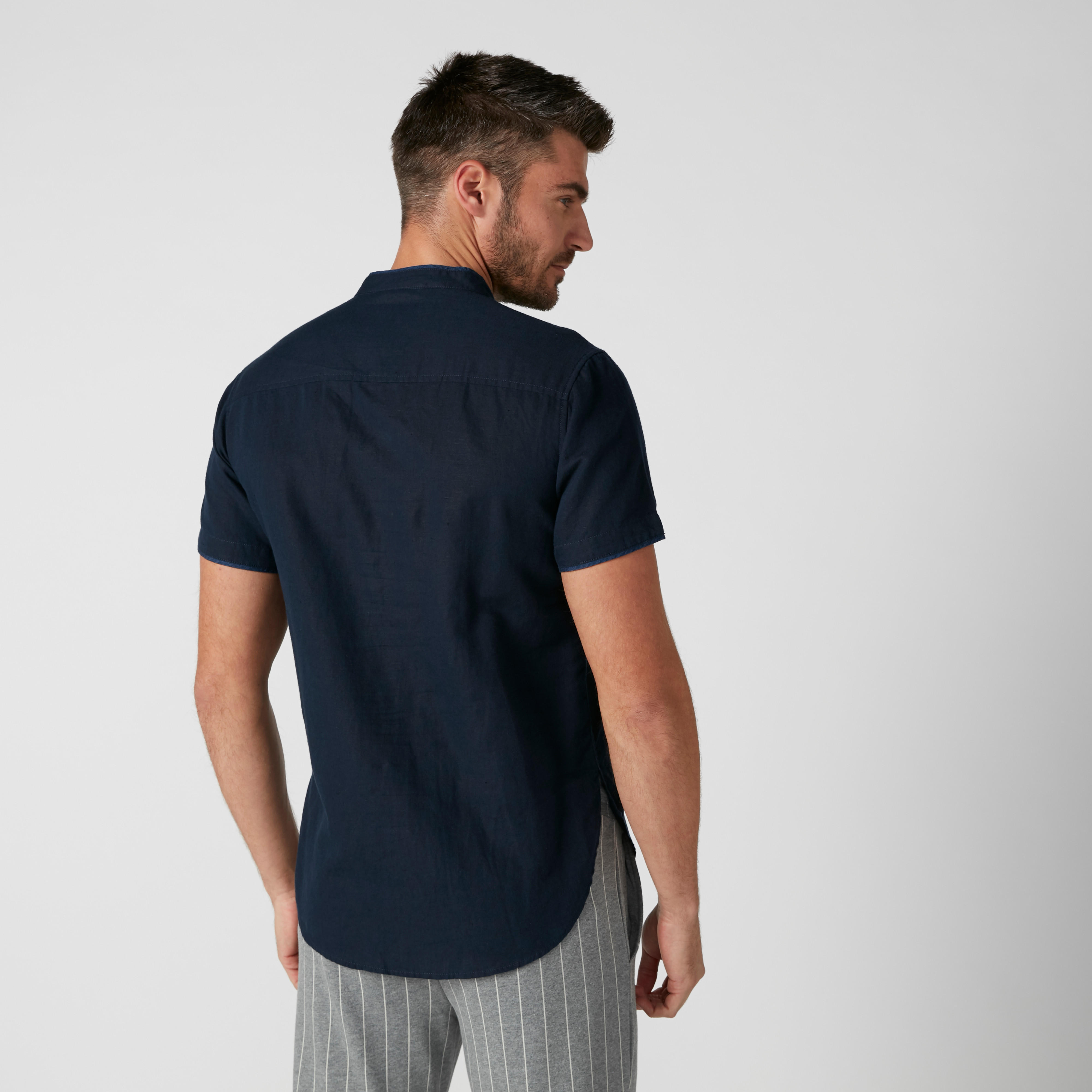 قميص مستدام سادة بياقة ماندارين وأكمام قصيرة-men-clothing-shirts-image-2