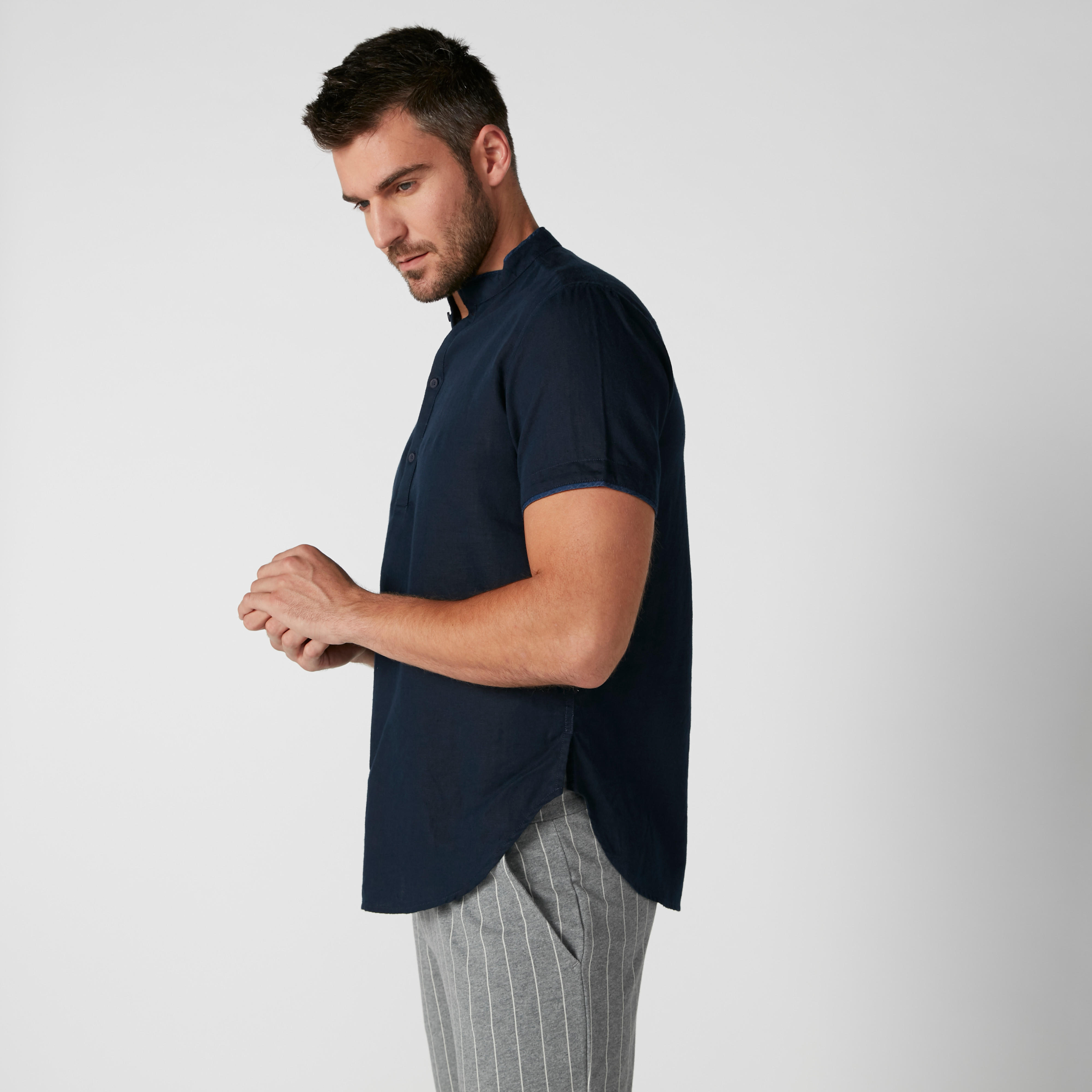 قميص مستدام سادة بياقة ماندارين وأكمام قصيرة-men-clothing-shirts-image-3