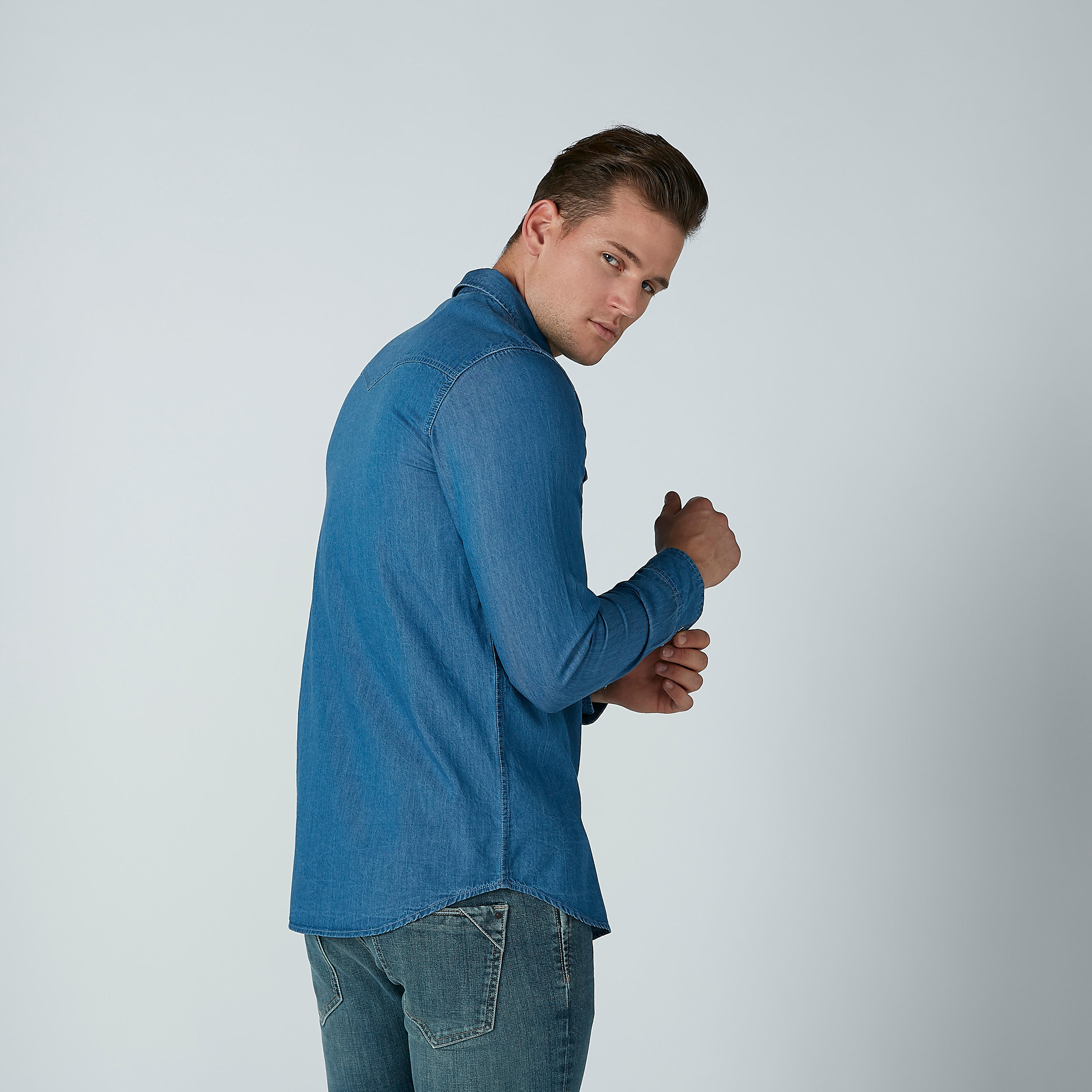 قميص مستدام سليم بأكمام طويلة وجيوب-men-clothing-shirts-image-9