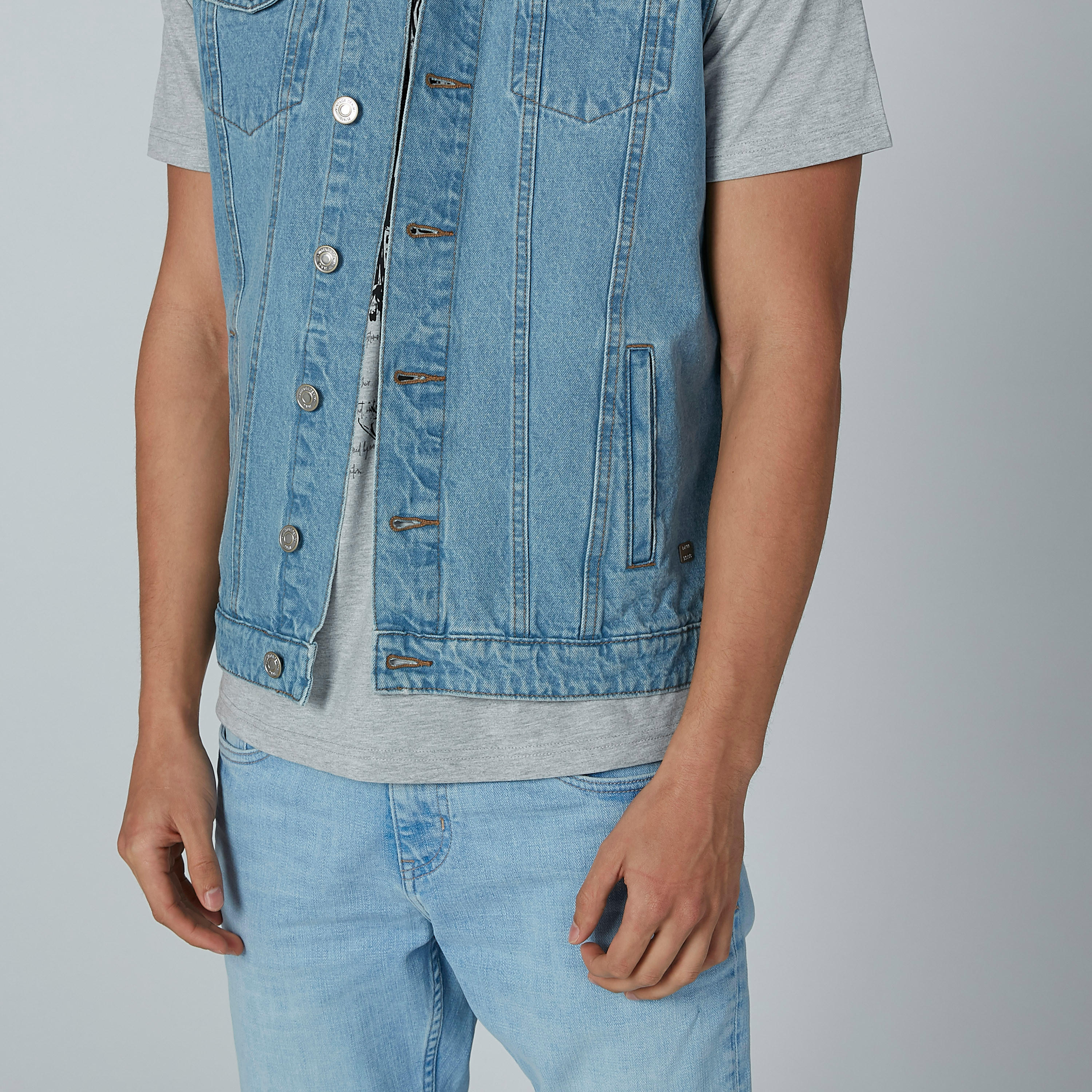 جاكيت دينم دون أكمام بجيوب-men-clothing-jacketsandblazers-jackets-image-3