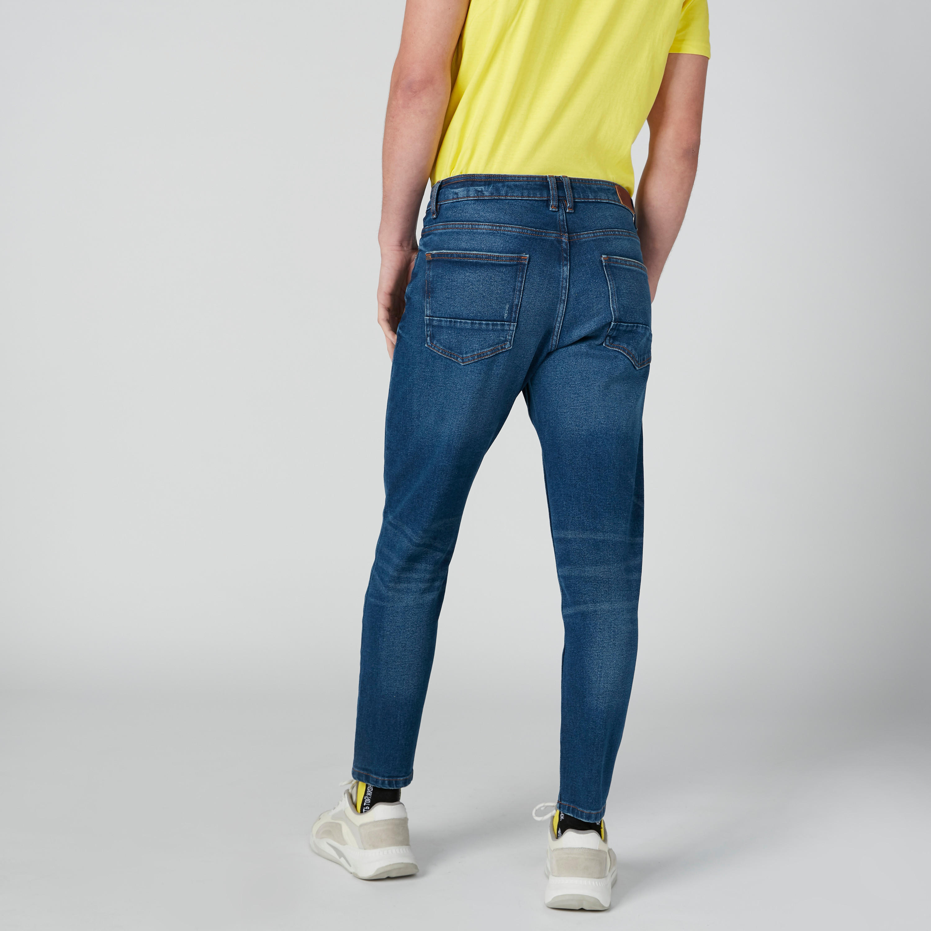 بنطال جينز طويل بقصة عاديّة وجيوب-men-clothing-bottoms-jeans-image-1