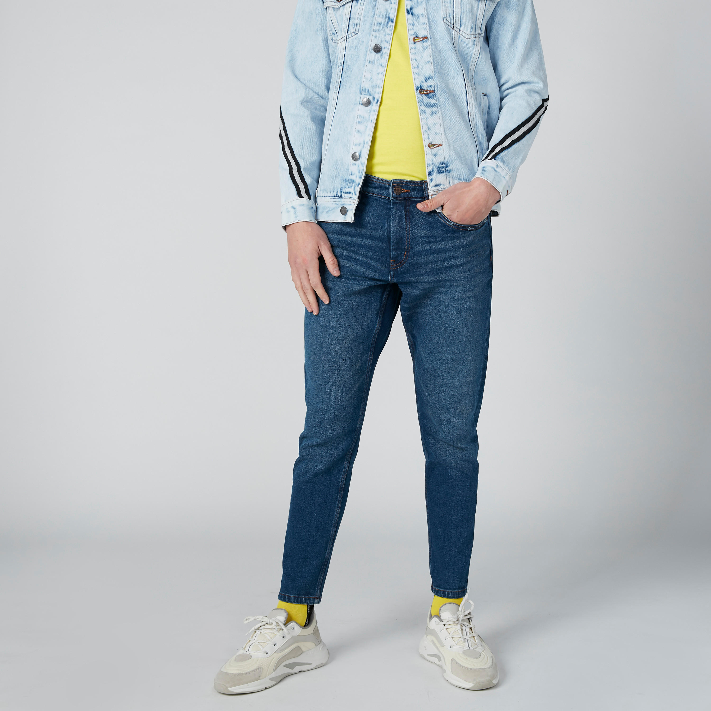 بنطال جينز طويل بقصة عاديّة وجيوب-men-clothing-bottoms-jeans-image-3