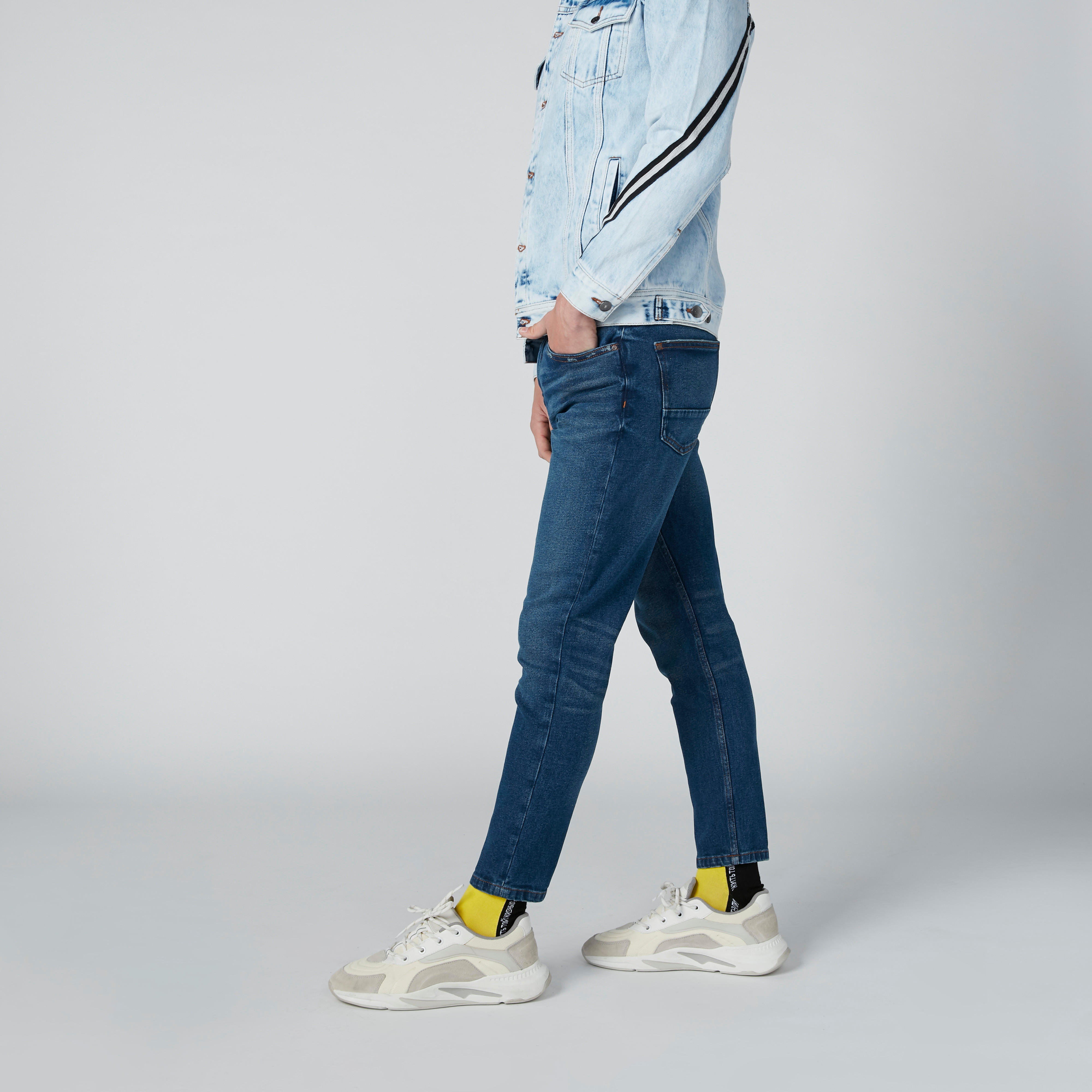 بنطال جينز طويل بقصة عاديّة وجيوب-men-clothing-bottoms-jeans-image-4