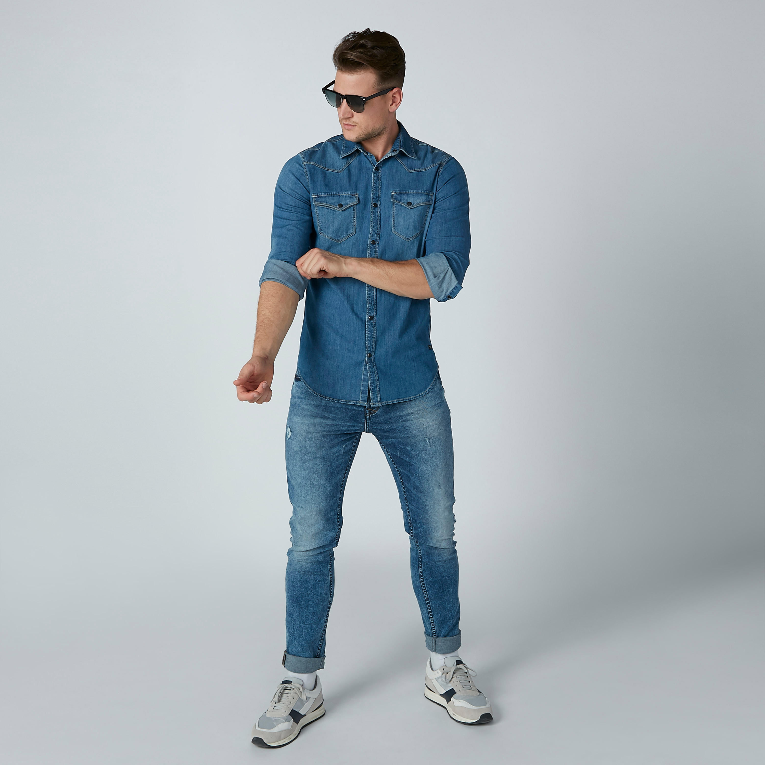 قميص دينم بأكمام طويلة وأزرار وجيوب-men-clothing-shirts-image-1