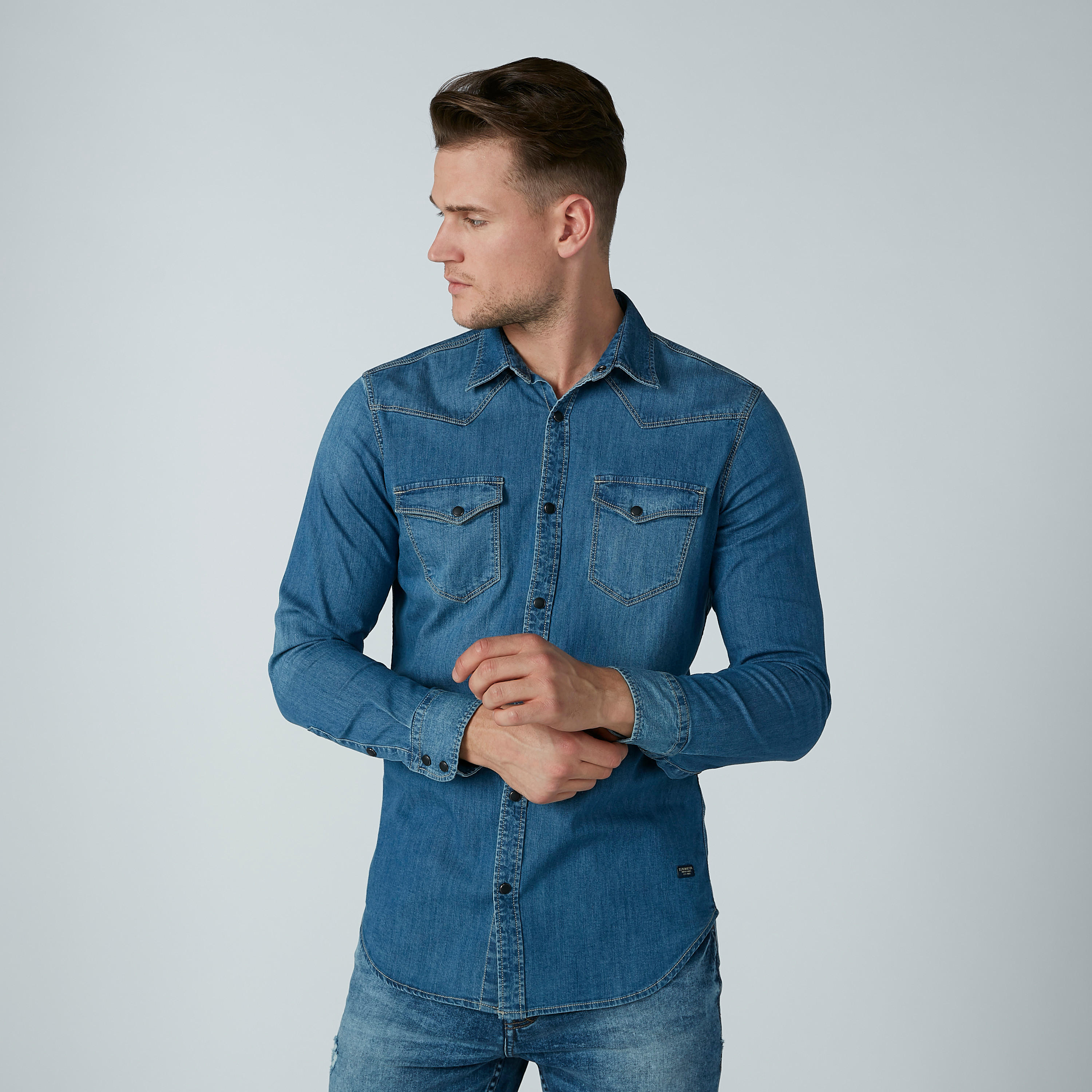 قميص دينم بأكمام طويلة وأزرار وجيوب-men-clothing-shirts-image-3
