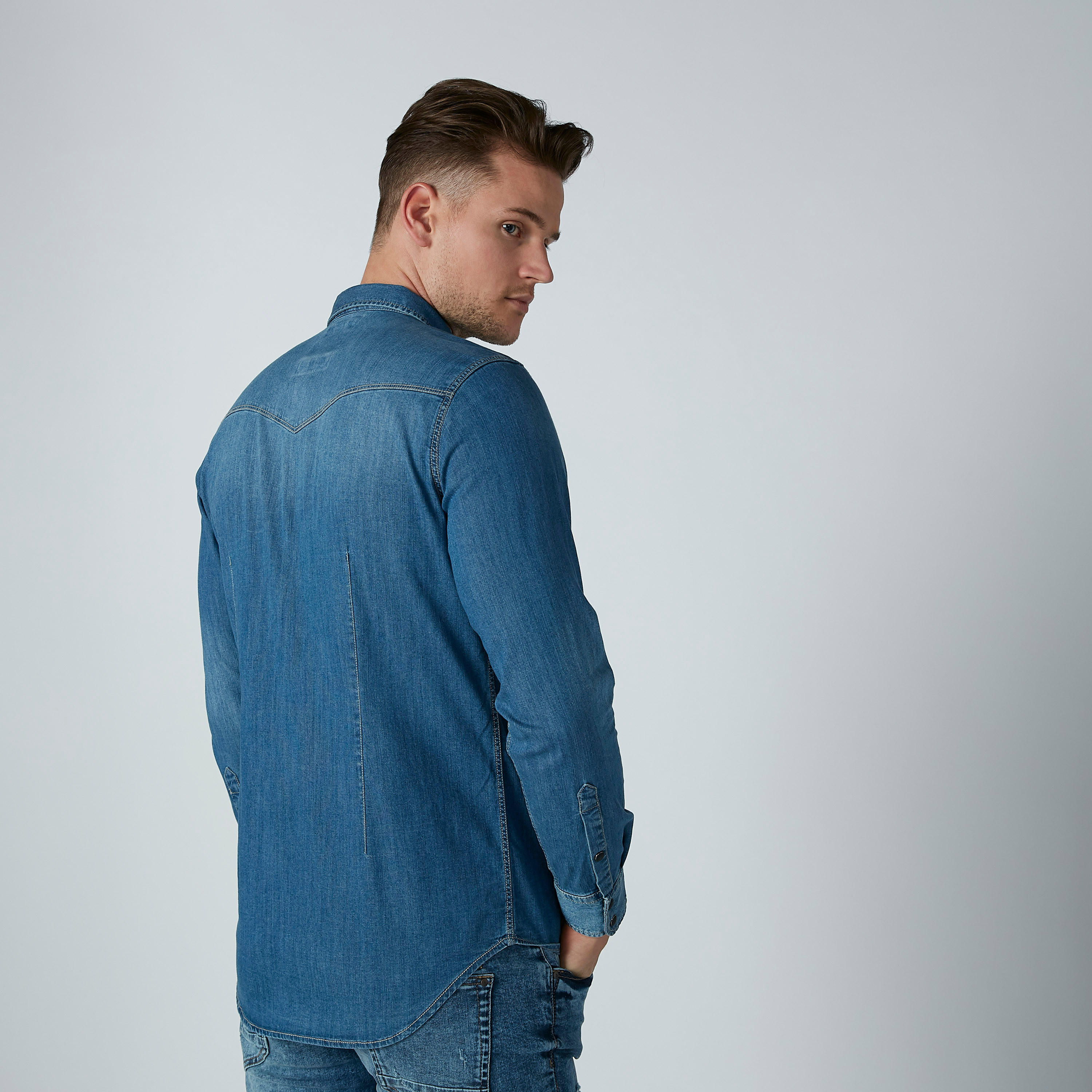 قميص دينم بأكمام طويلة وأزرار وجيوب-men-clothing-shirts-image-4