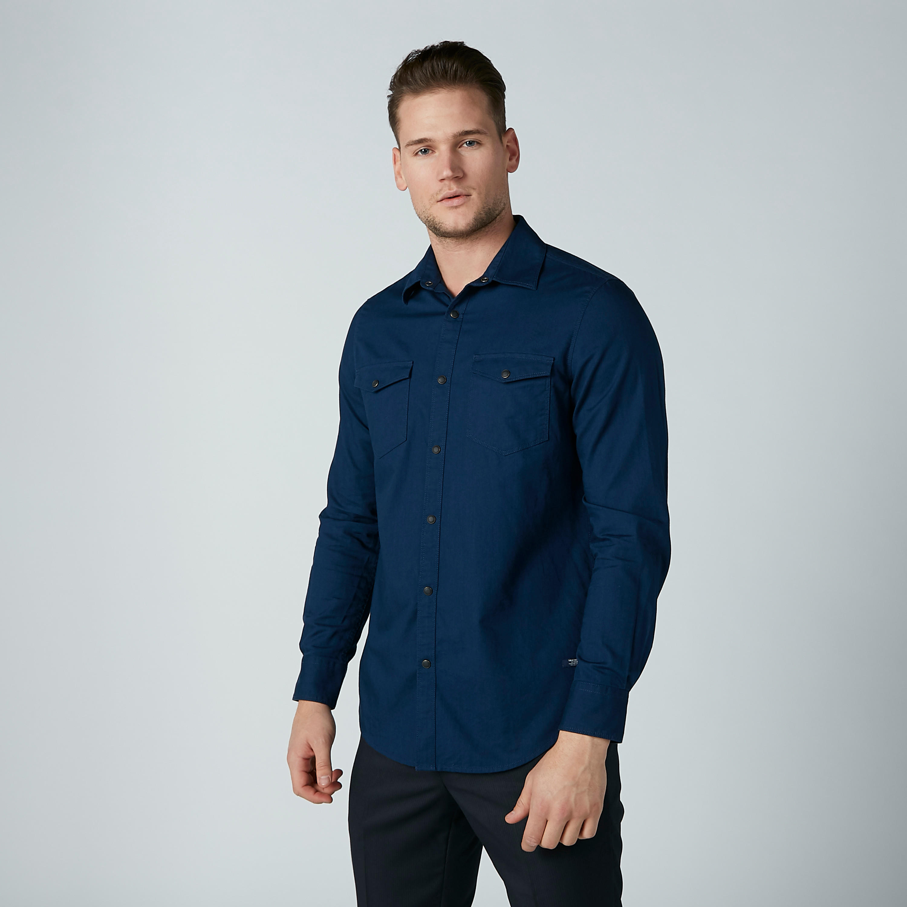 قميص سادة بأكمام طويلة وجيب على الصدر-men-clothing-shirts-image-4