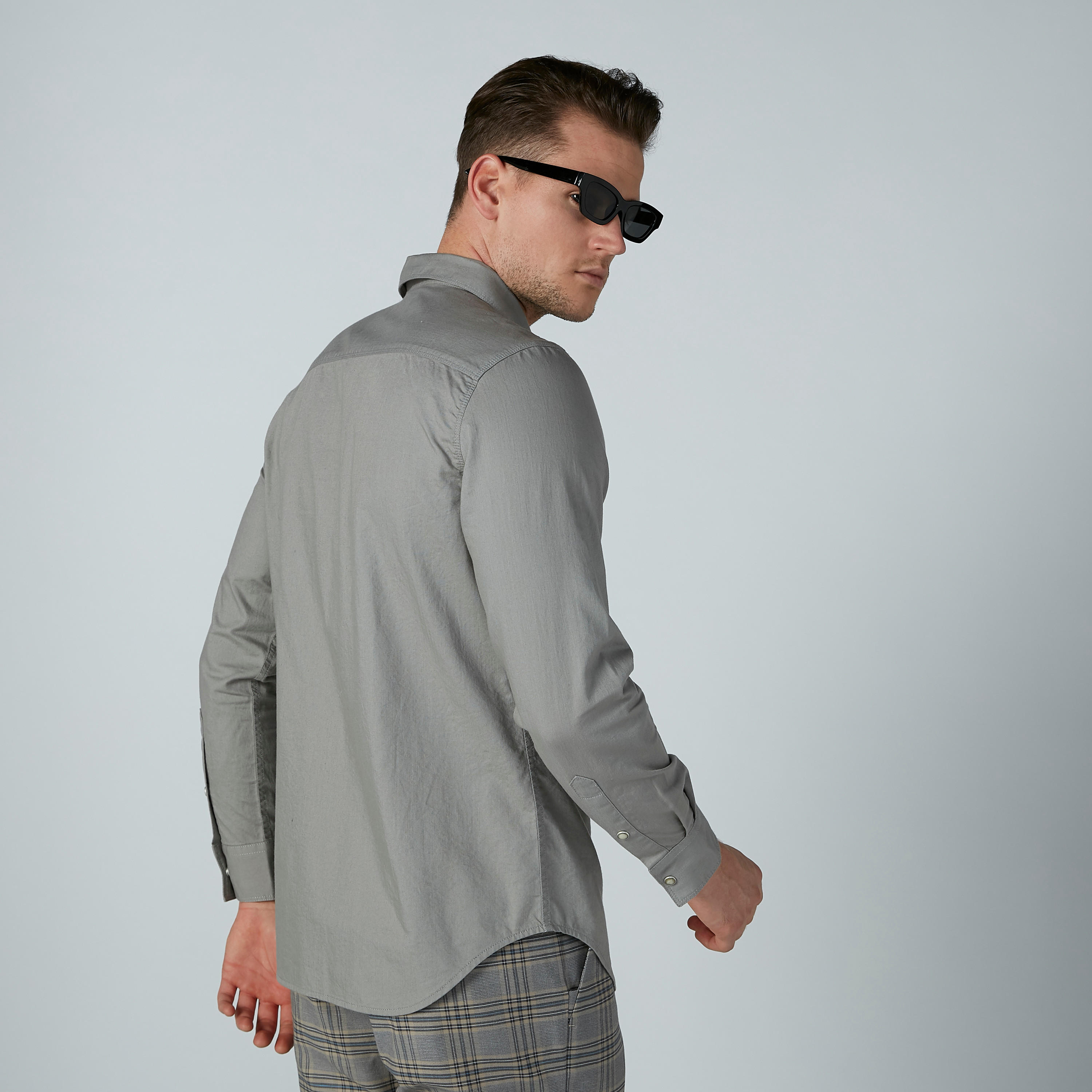 قميص سادة بأكمام طويلة وجيب على الصدر-men-clothing-shirts-image-4