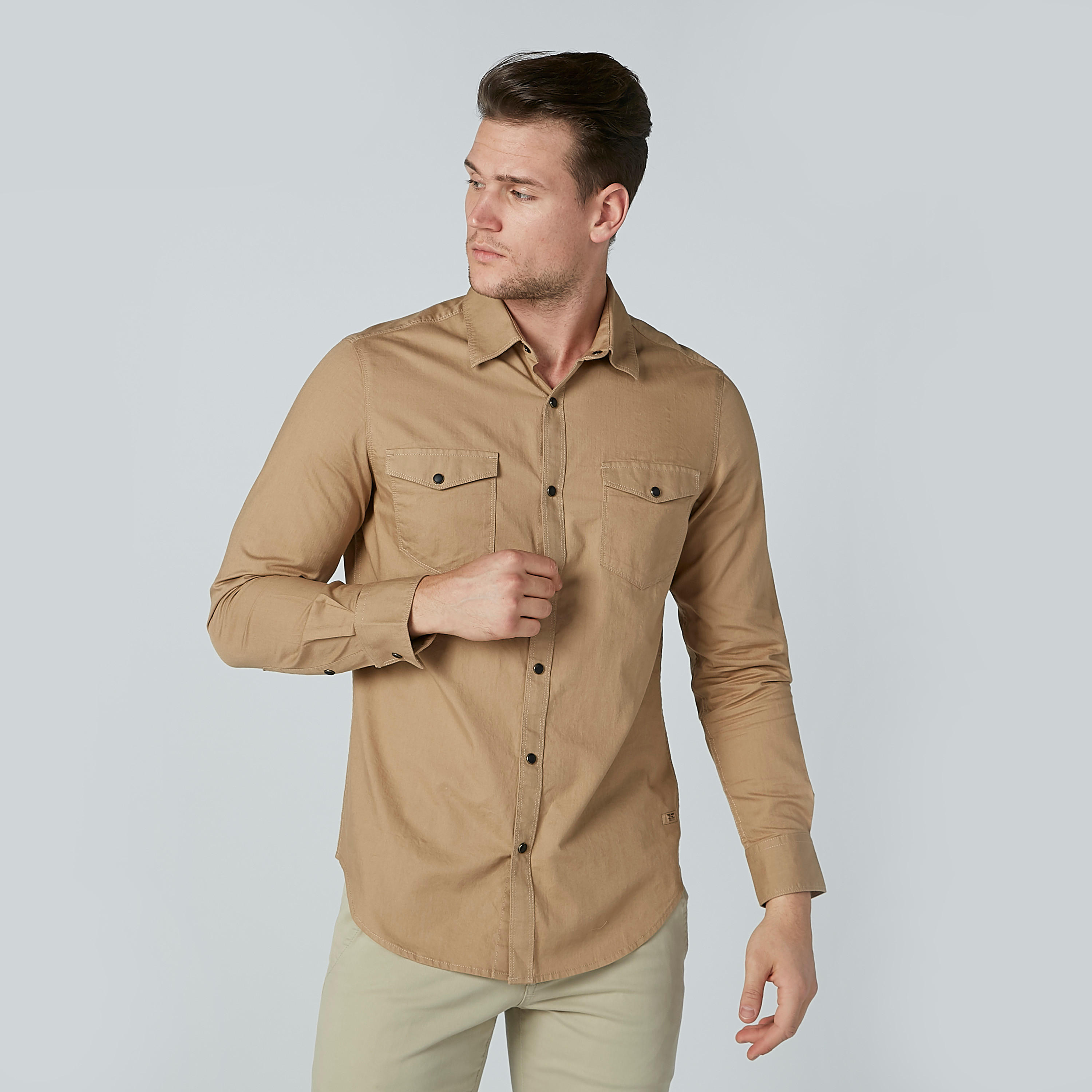 قميص سادة بأكمام طويلة وجيوب بطيّة-men-clothing-shirts-image-1