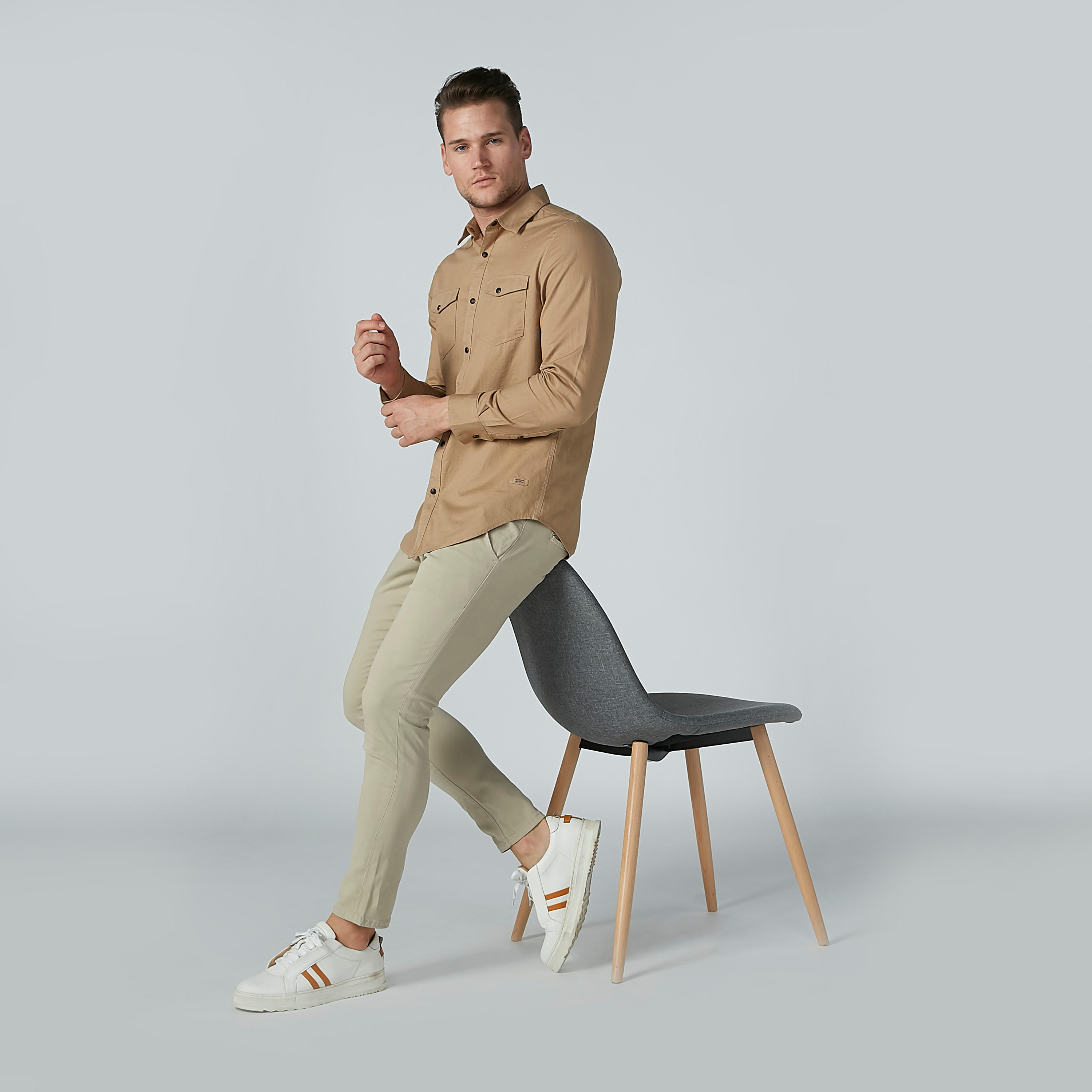 قميص سادة بأكمام طويلة وجيوب بطيّة-men-clothing-shirts-image-2