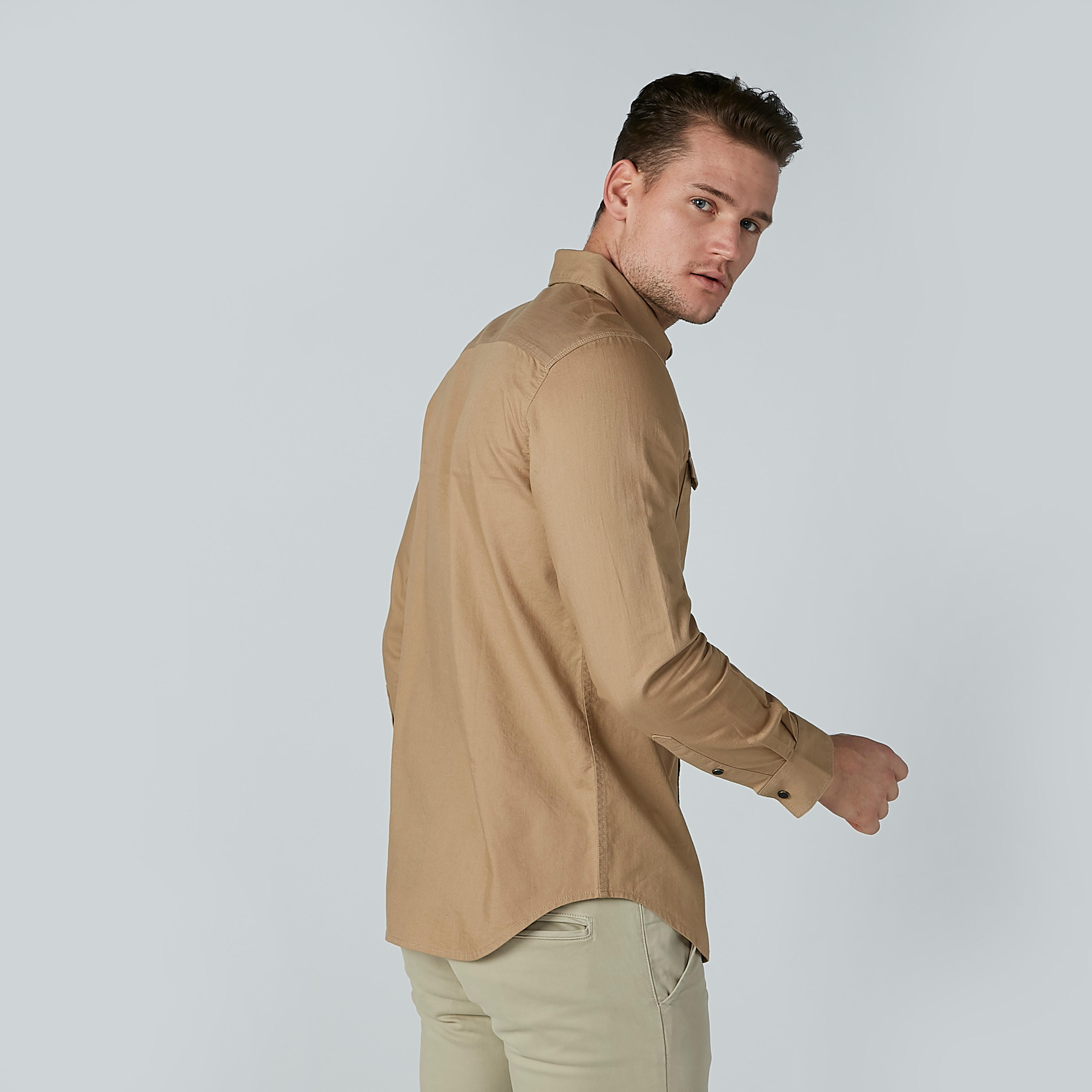 قميص سادة بأكمام طويلة وجيوب بطيّة-men-clothing-shirts-image-3