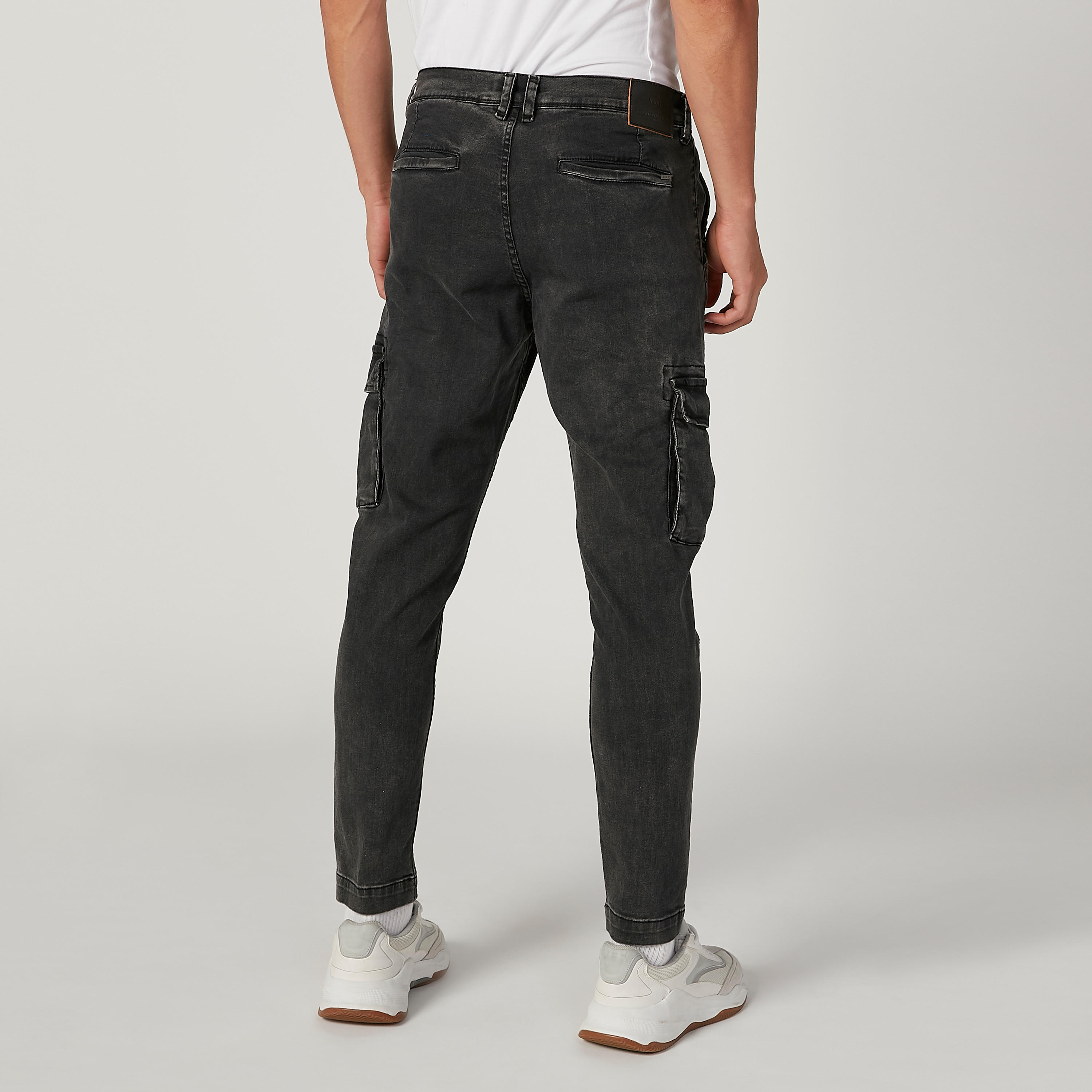 بنطال مستدام جينز بقصّة سليم وخصر منخفض وجيوب-men-clothing-bottoms-jeans-image-4