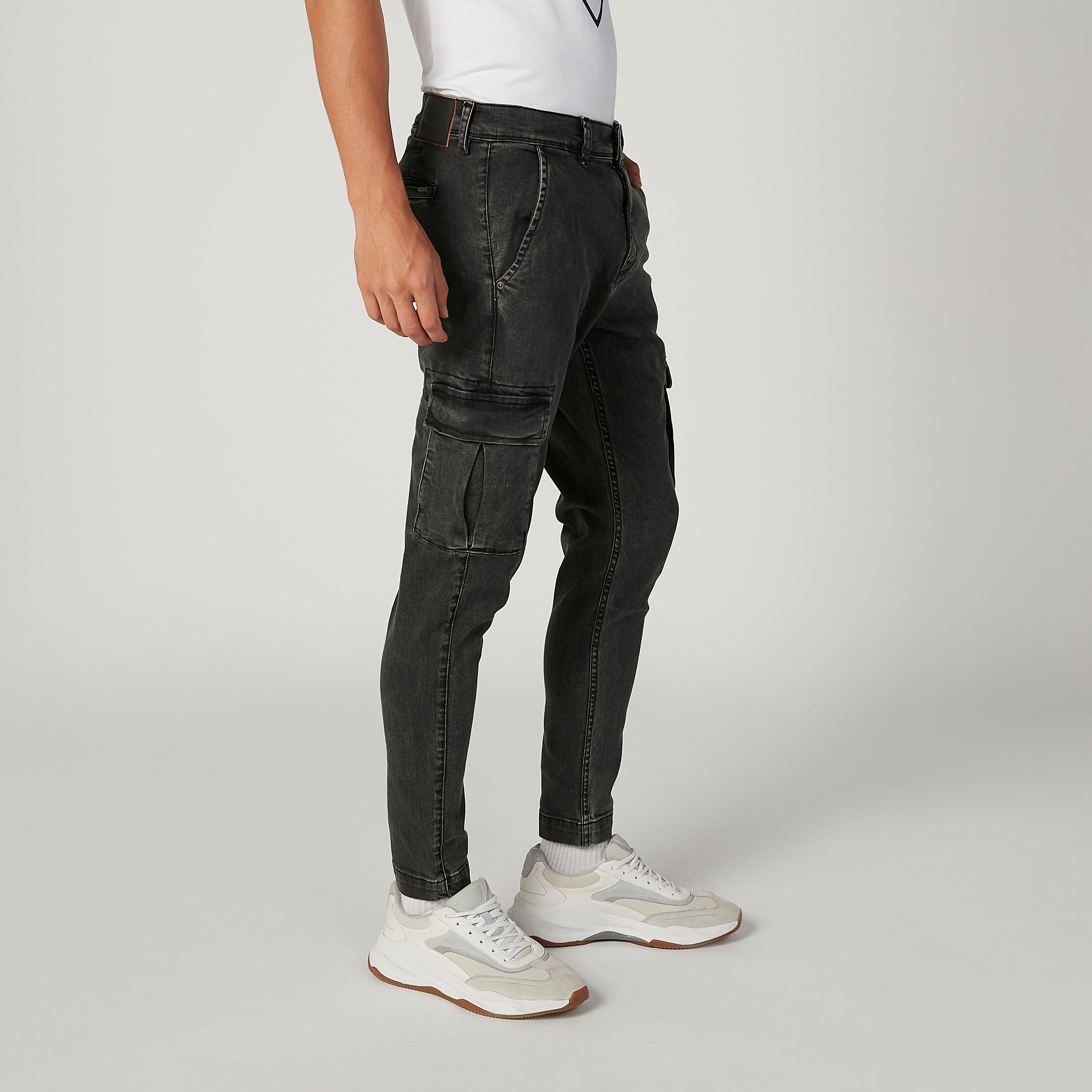 بنطال مستدام جينز بقصّة سليم وخصر منخفض وجيوب-men-clothing-bottoms-jeans-image-5