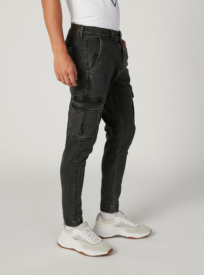 بنطال مستدام جينز بقصّة سليم وخصر منخفض وجيوب-men-clothing-bottoms-jeans-image-5