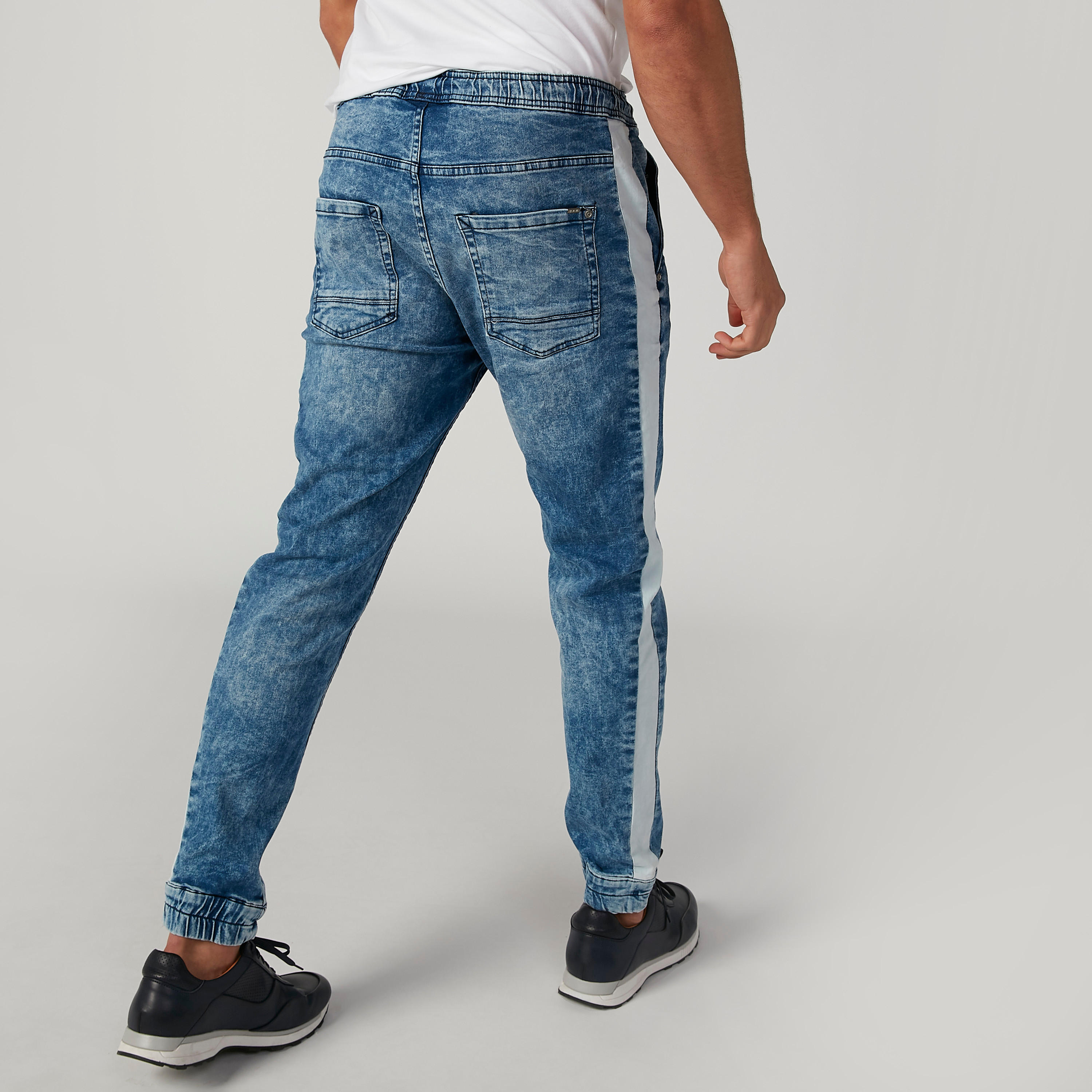 بنطلون رياضي مستدام دينم سليم بخصر منخفض-men-clothing-bottoms-joggers-image-2