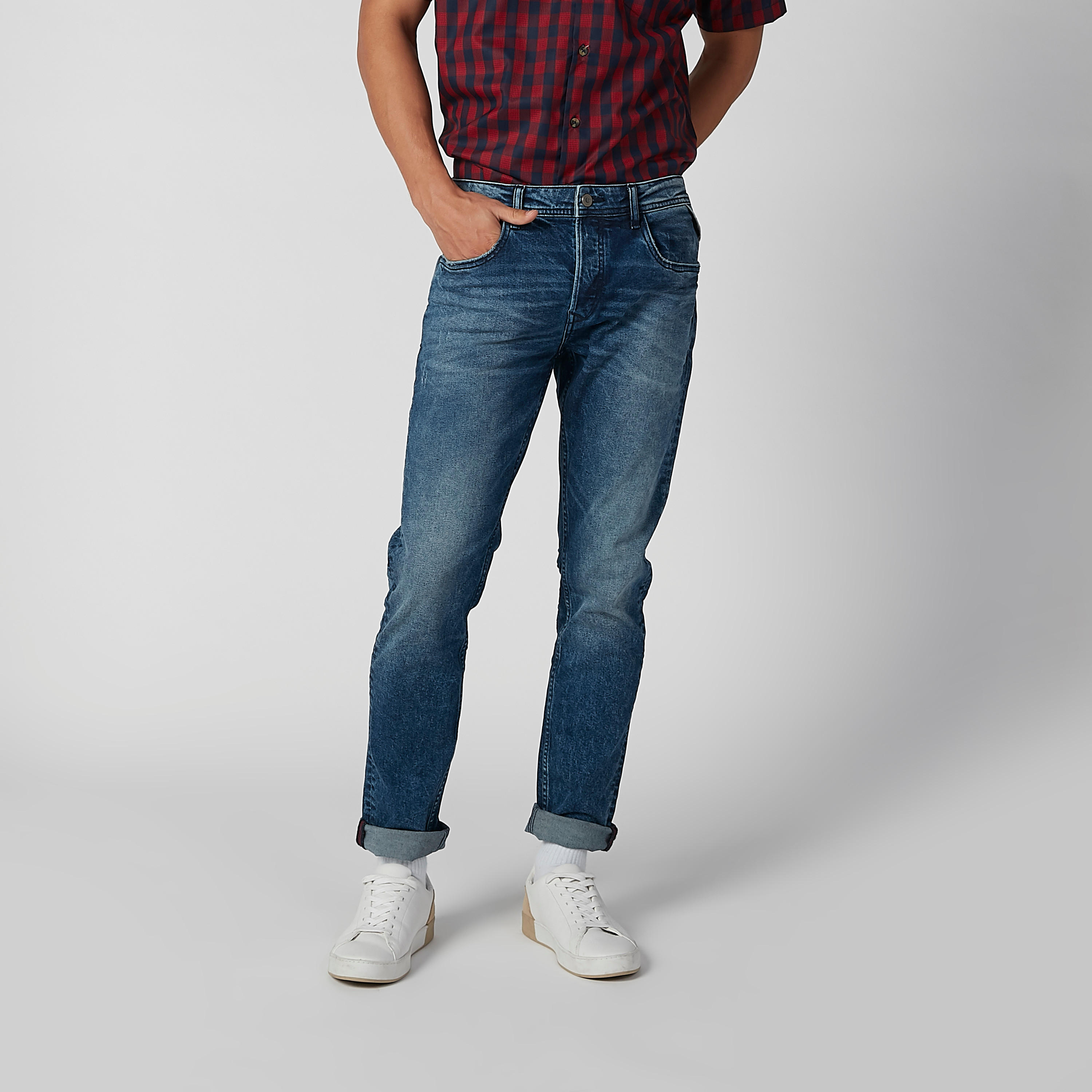 بنطلون جينز مستدام سليم بخصر منخفض وجيوب -men-clothing-bottoms-jeans-image-1