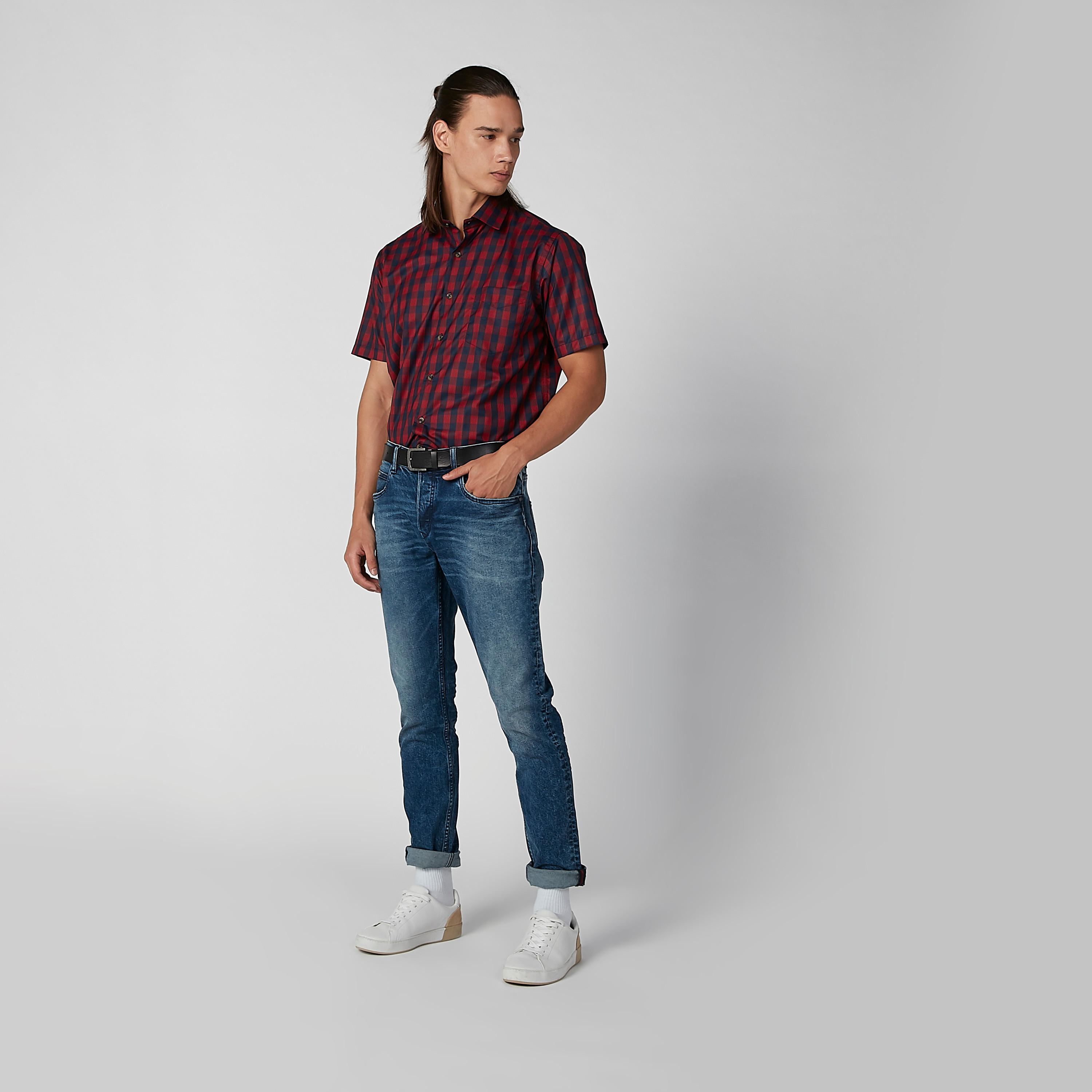 بنطلون جينز مستدام سليم بخصر منخفض وجيوب -men-clothing-bottoms-jeans-image-2