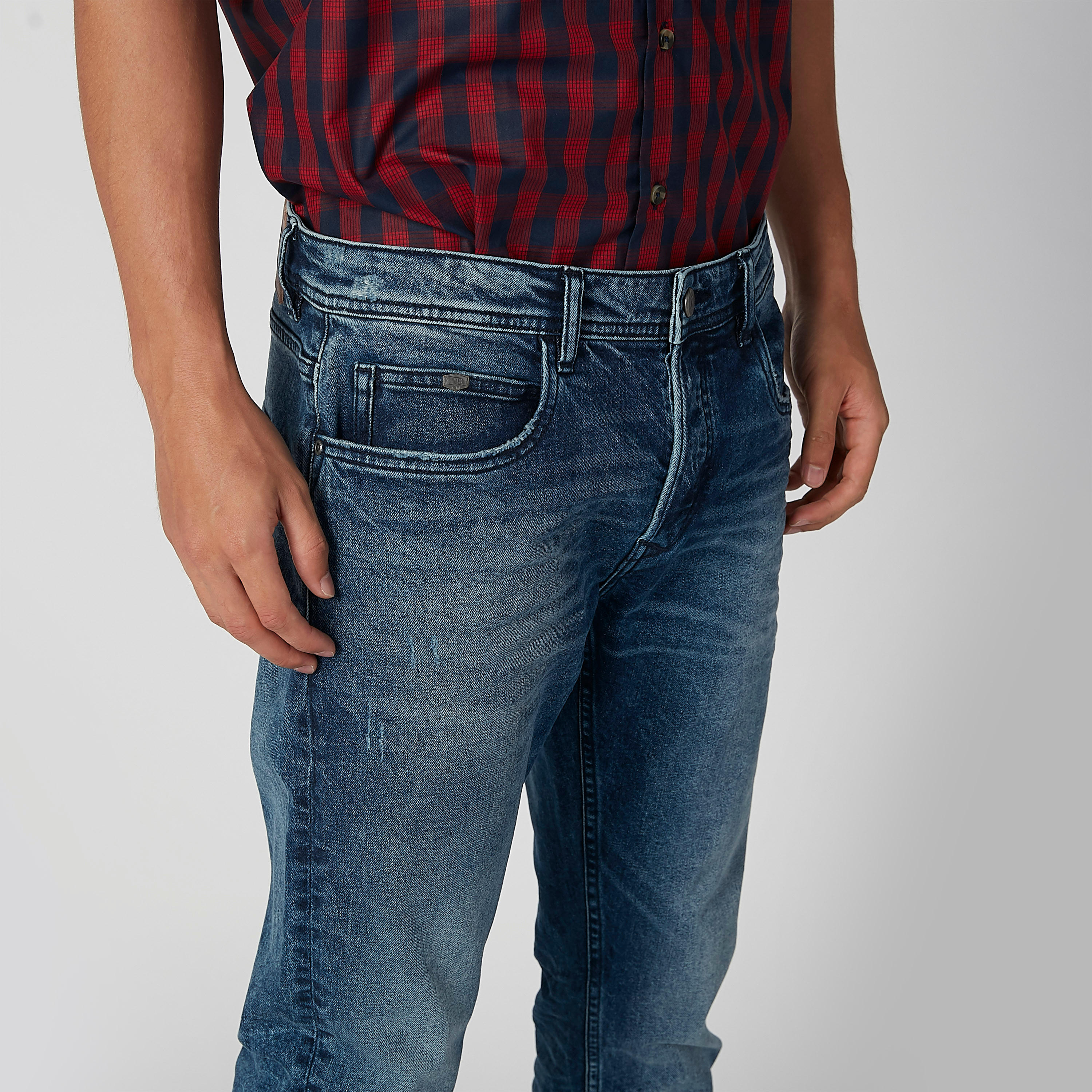 بنطلون جينز مستدام سليم بخصر منخفض وجيوب -men-clothing-bottoms-jeans-image-3