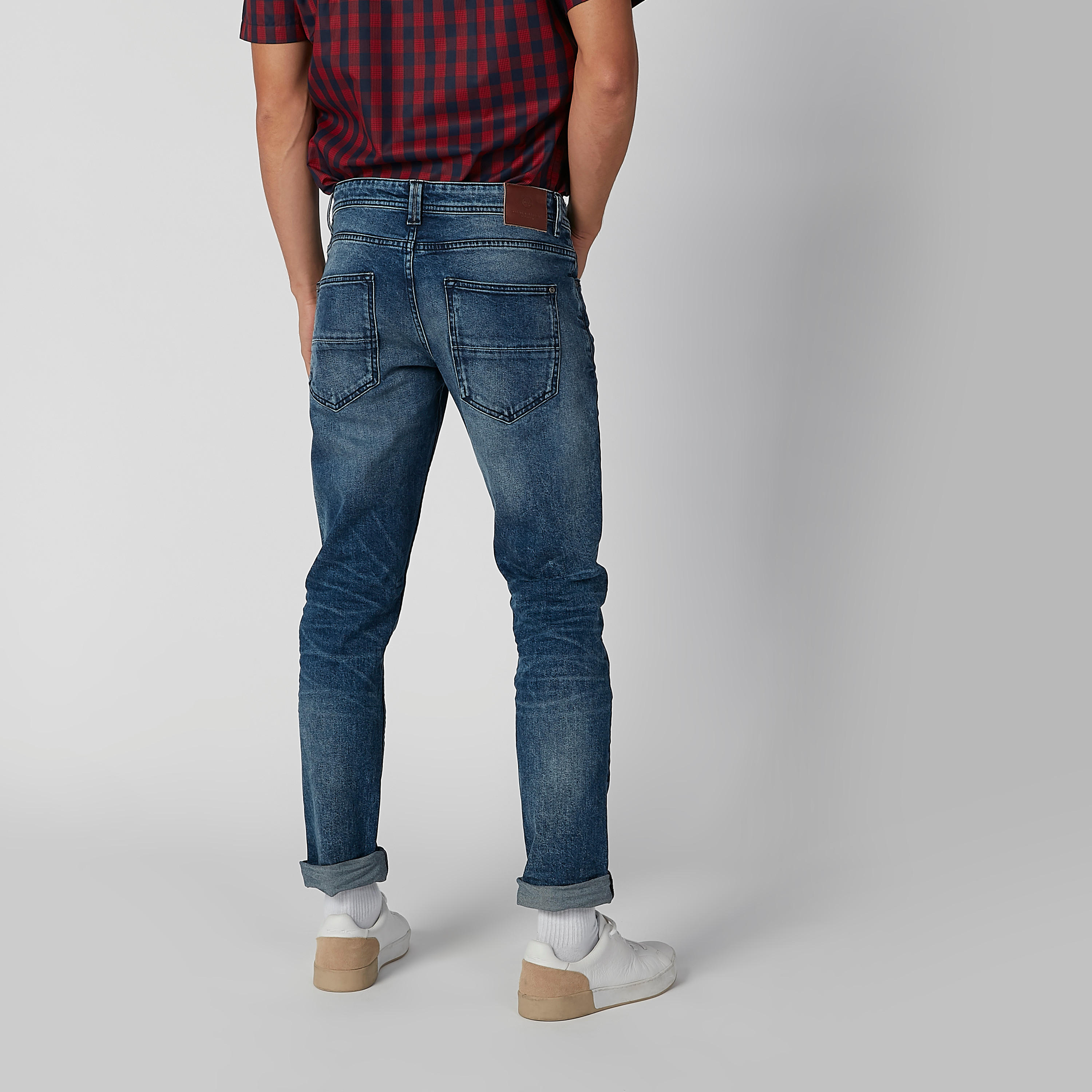 بنطلون جينز مستدام سليم بخصر منخفض وجيوب -men-clothing-bottoms-jeans-image-4