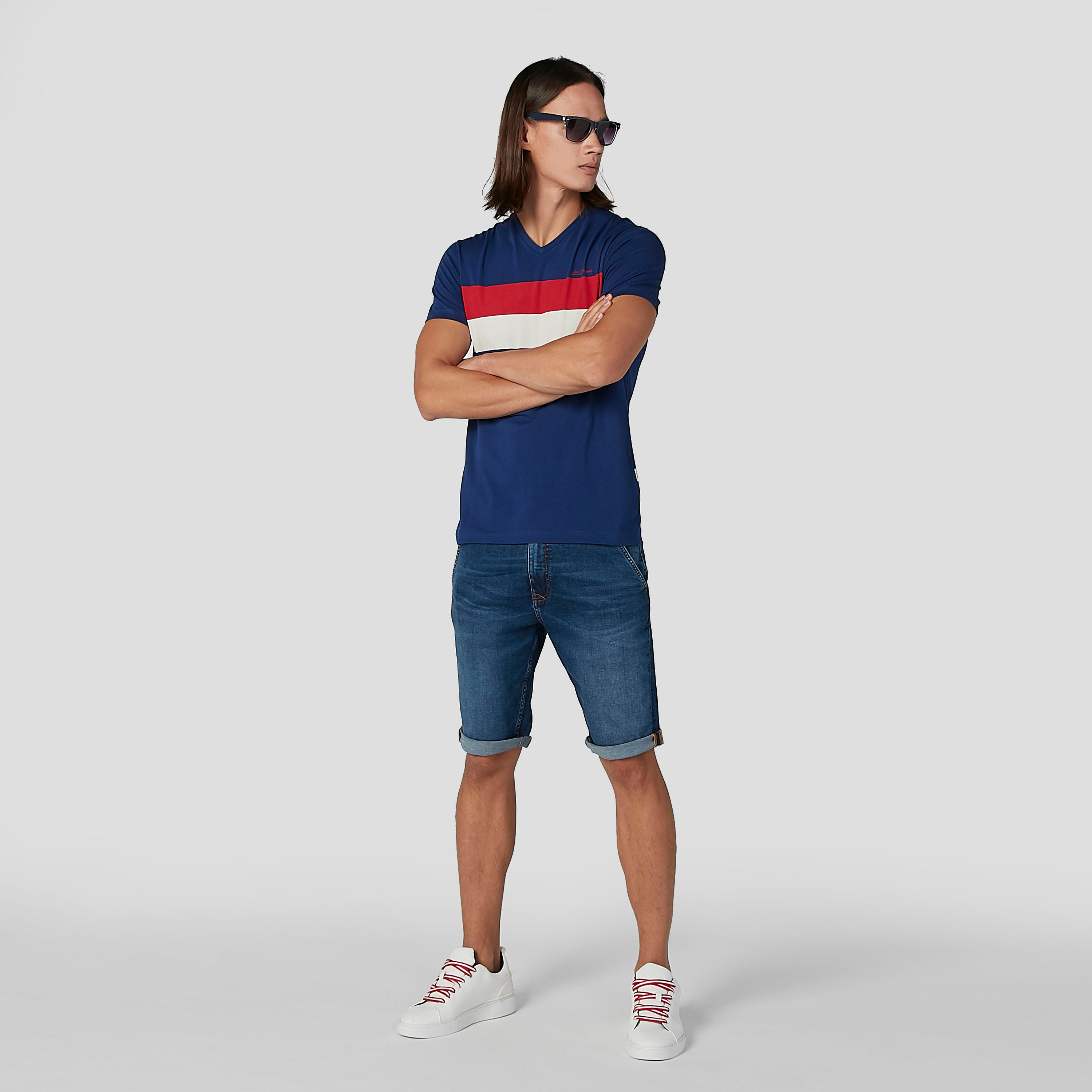 شورت سادة بخصر متوسط الارتفاع وجيوب وحلقات للحزام-men-clothing-bottoms-shorts-image-2