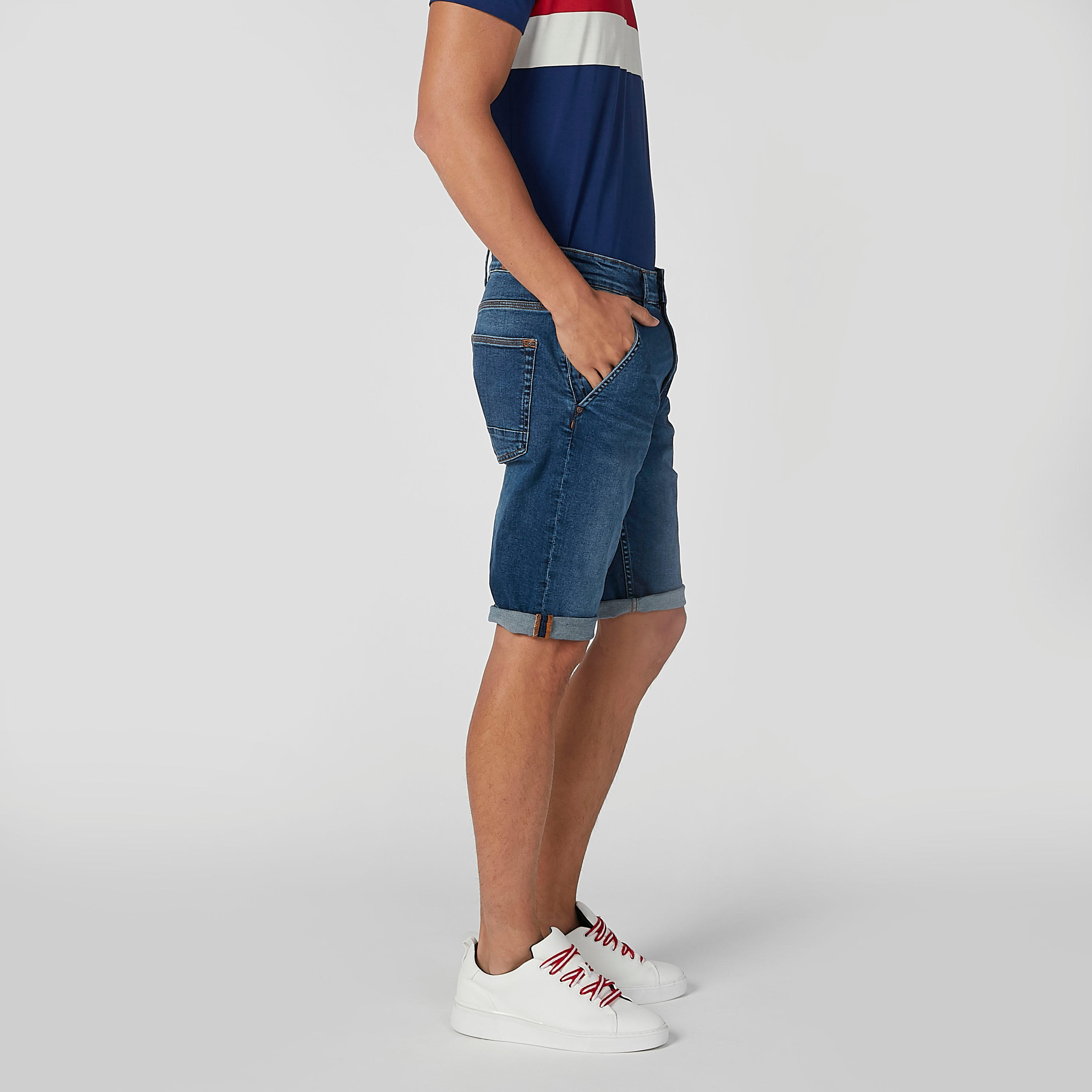 شورت سادة بخصر متوسط الارتفاع وجيوب وحلقات للحزام-men-clothing-bottoms-shorts-image-3