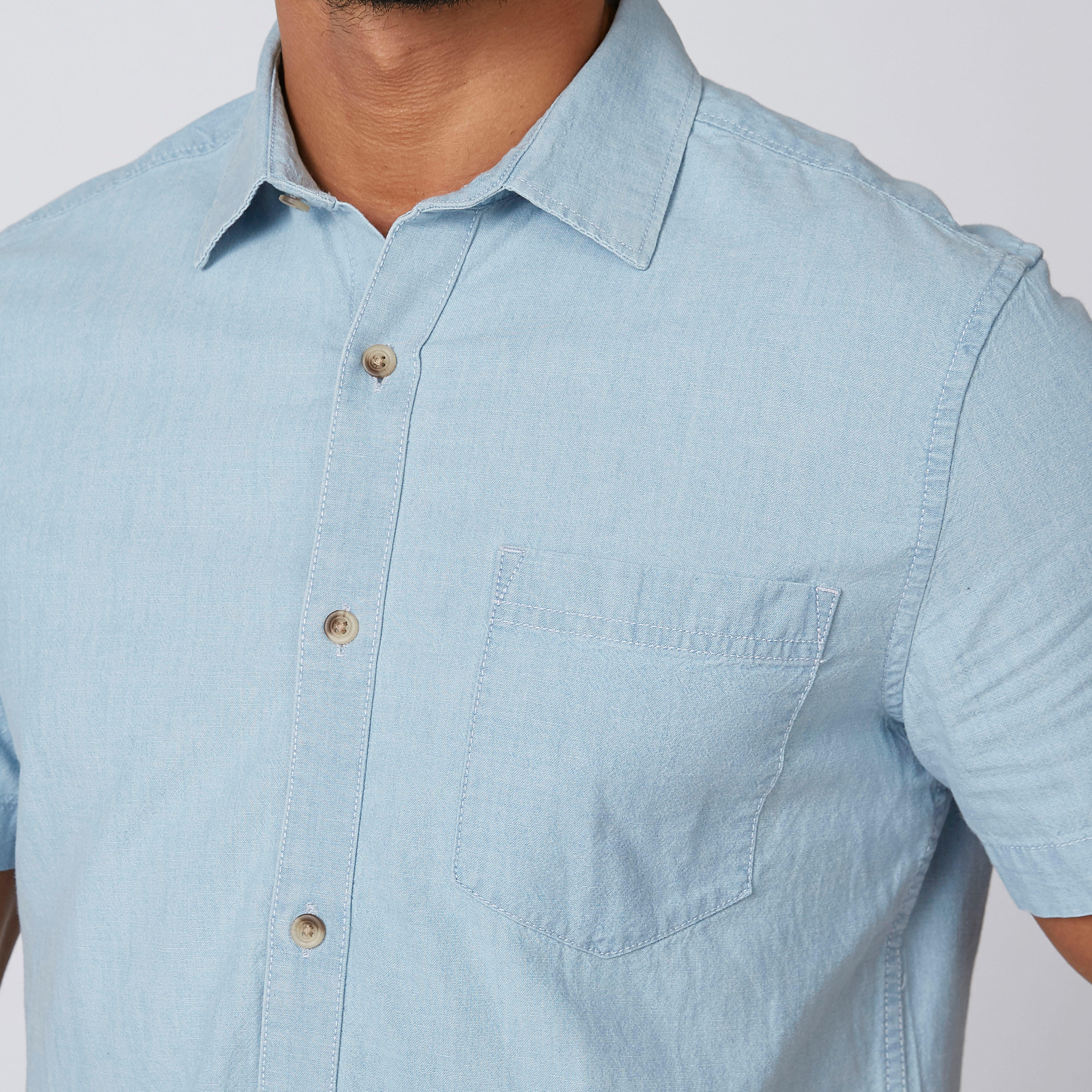 قميص سادة بقصّة سليم وأكمام قصيرة وجيب على الصدر-men-clothing-shirts-image-5