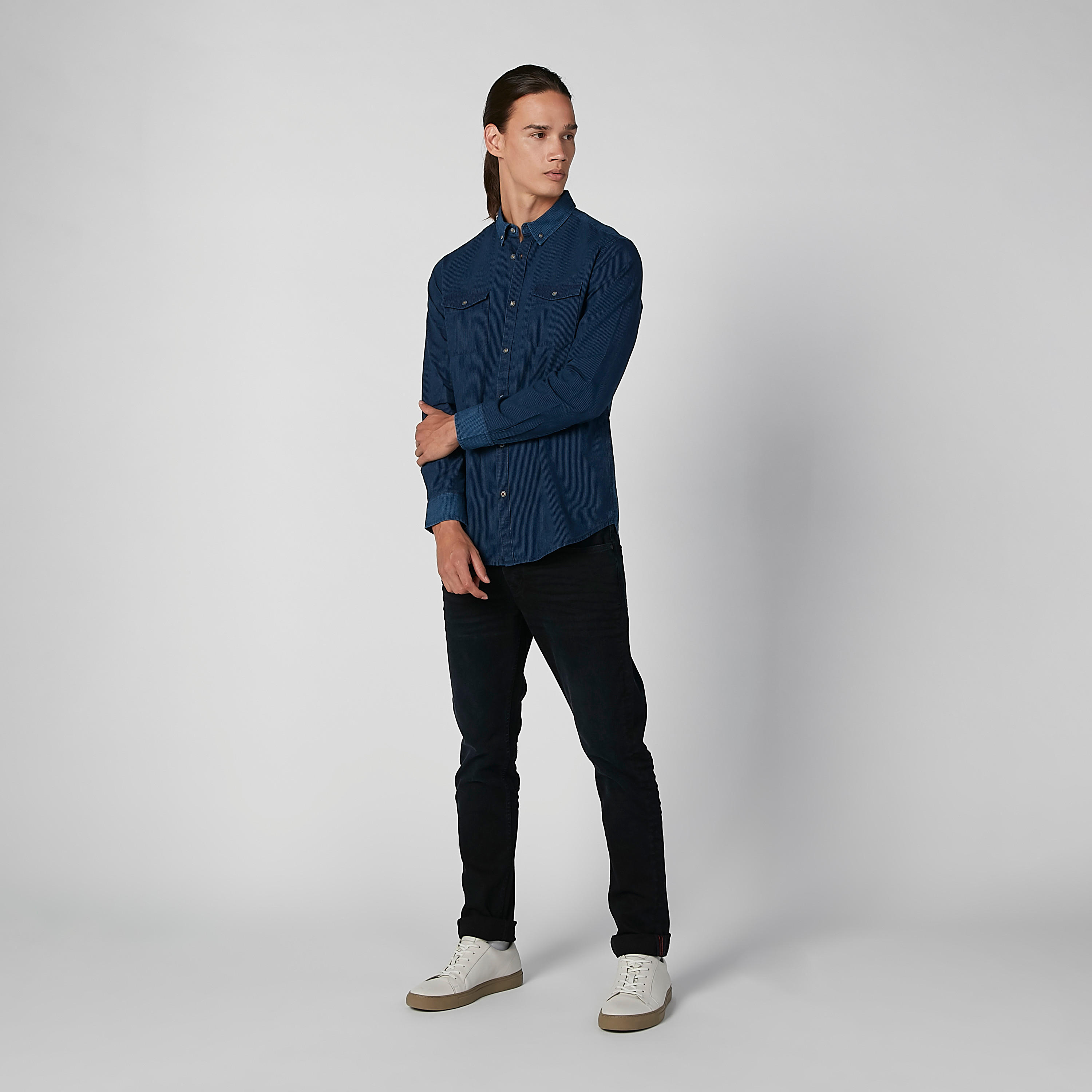 قميص مقلّم بقصّة سليم وأكمام طويلة وجيب بطيّة على الصدر-men-clothing-shirts-image-2