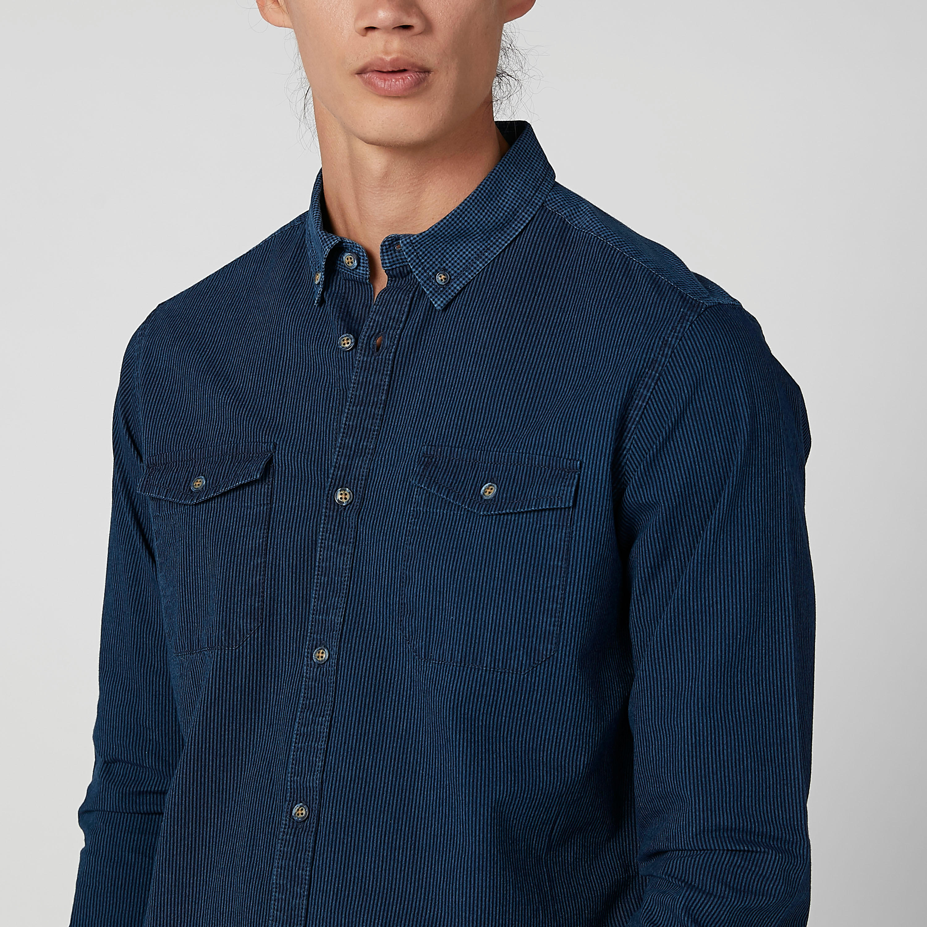 قميص مقلّم بقصّة سليم وأكمام طويلة وجيب بطيّة على الصدر-men-clothing-shirts-image-3