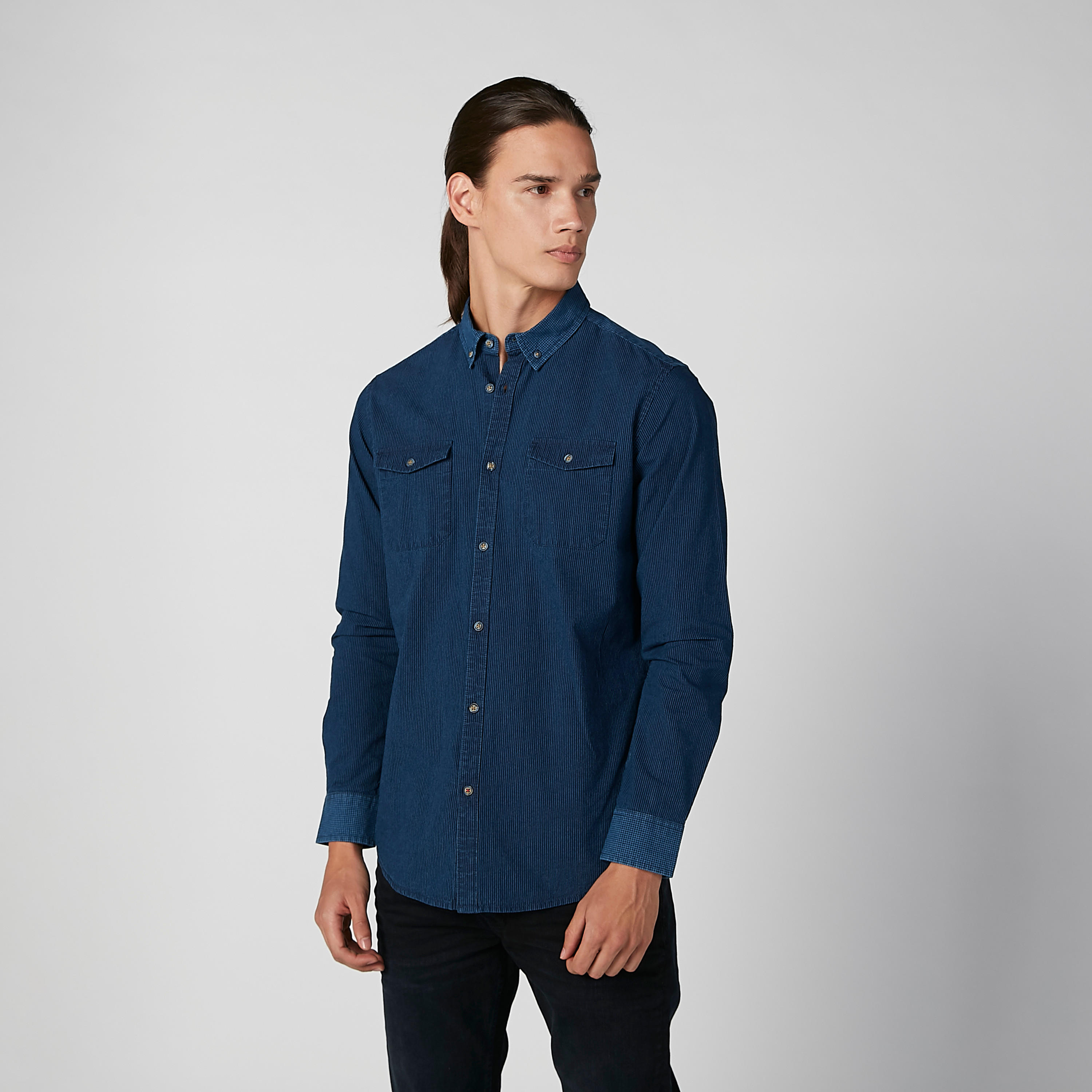 قميص مقلّم بقصّة سليم وأكمام طويلة وجيب بطيّة على الصدر-men-clothing-shirts-image-1