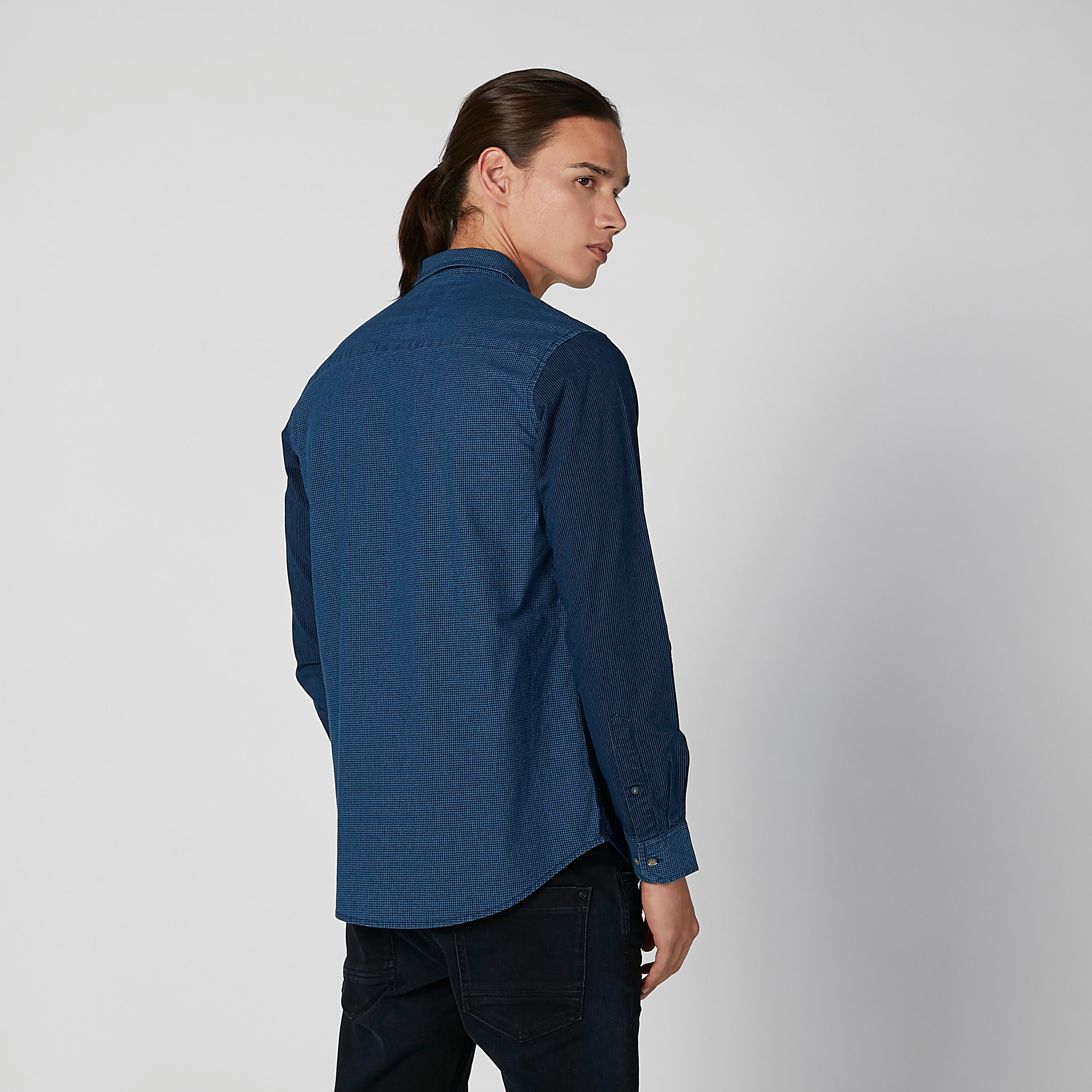 قميص مقلّم بقصّة سليم وأكمام طويلة وجيب بطيّة على الصدر-men-clothing-shirts-image-4