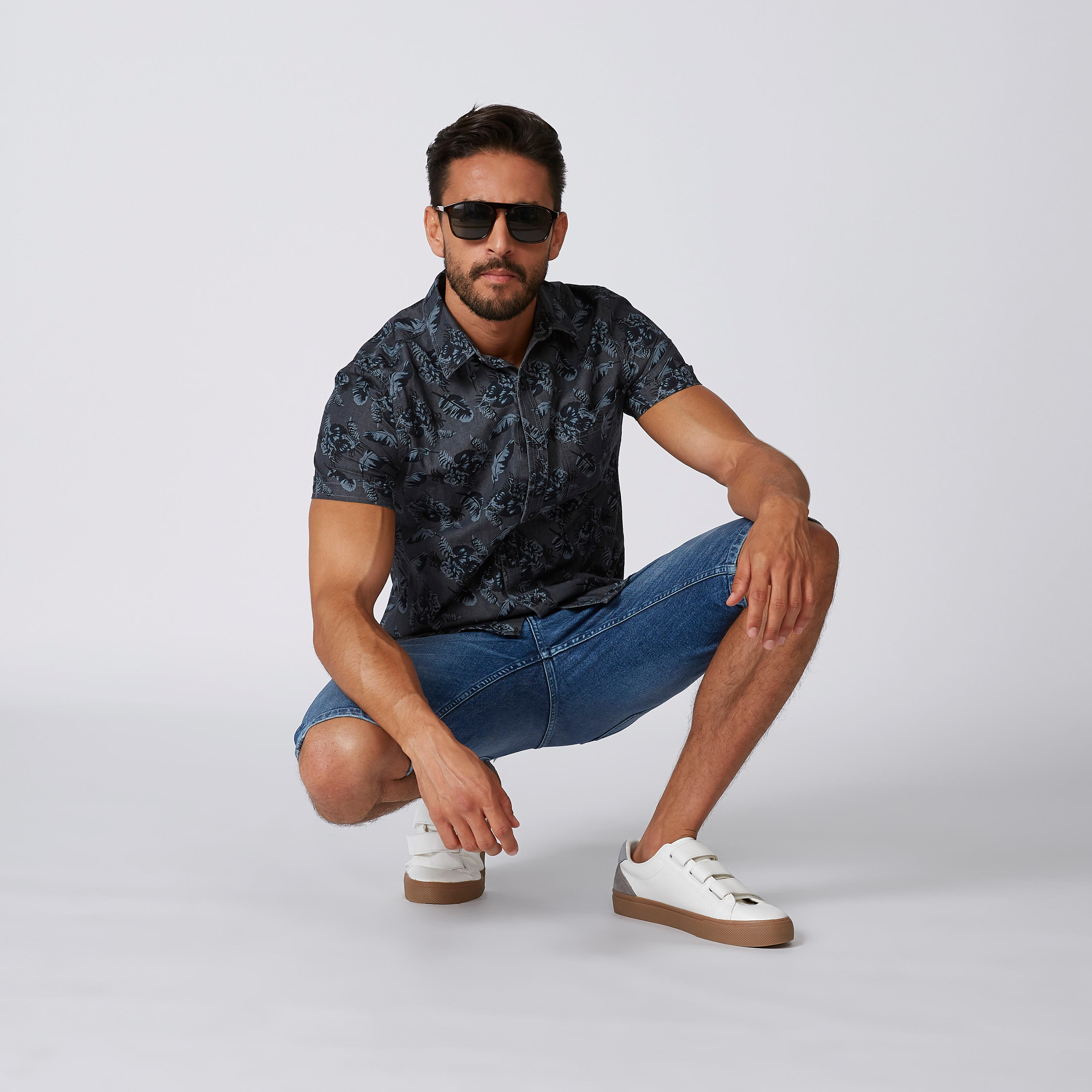 شورت دينم سادة بخصر مطاطي ورباط-men-clothing-bottoms-shorts-image-2