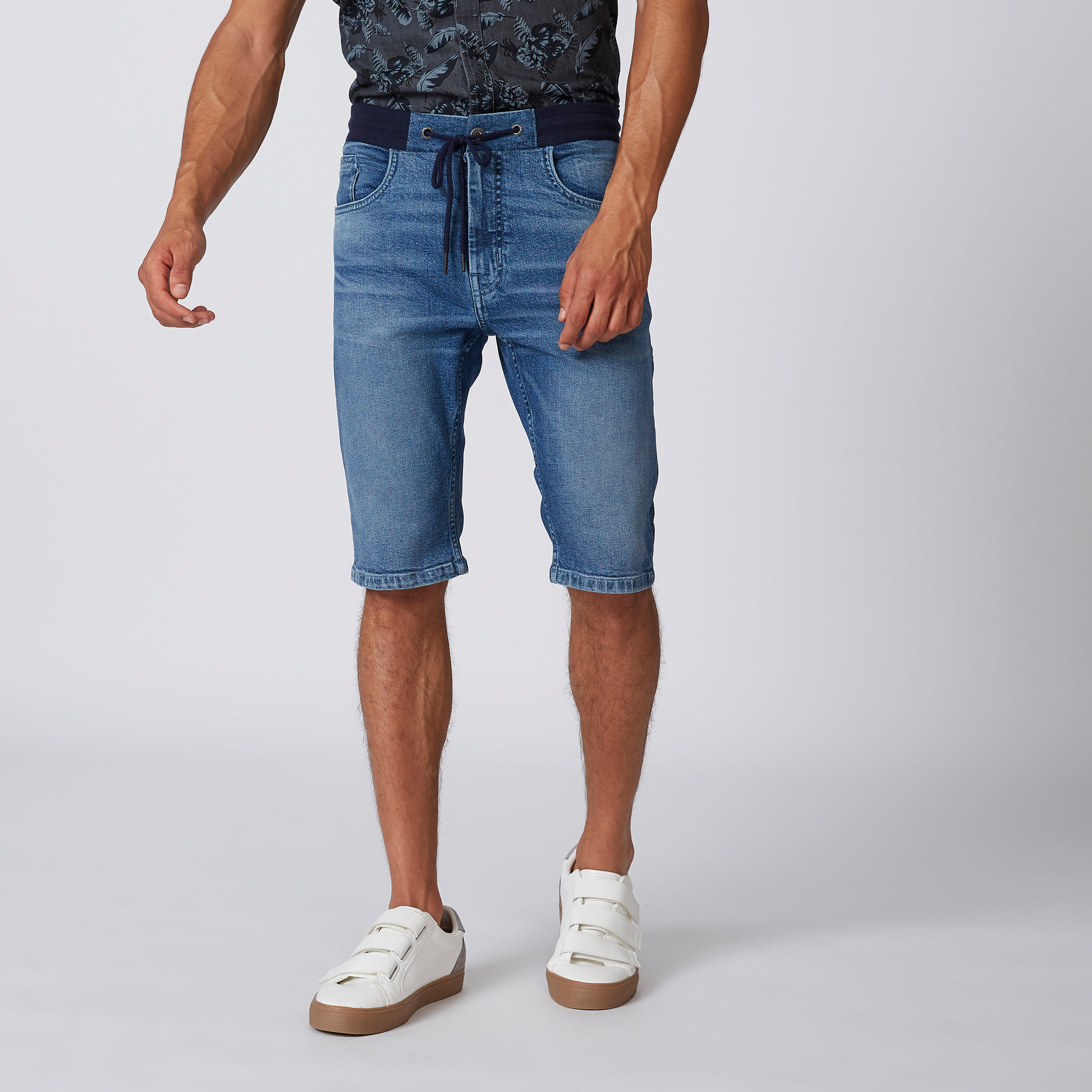 شورت دينم سادة بخصر مطاطي ورباط-men-clothing-bottoms-shorts-image-1