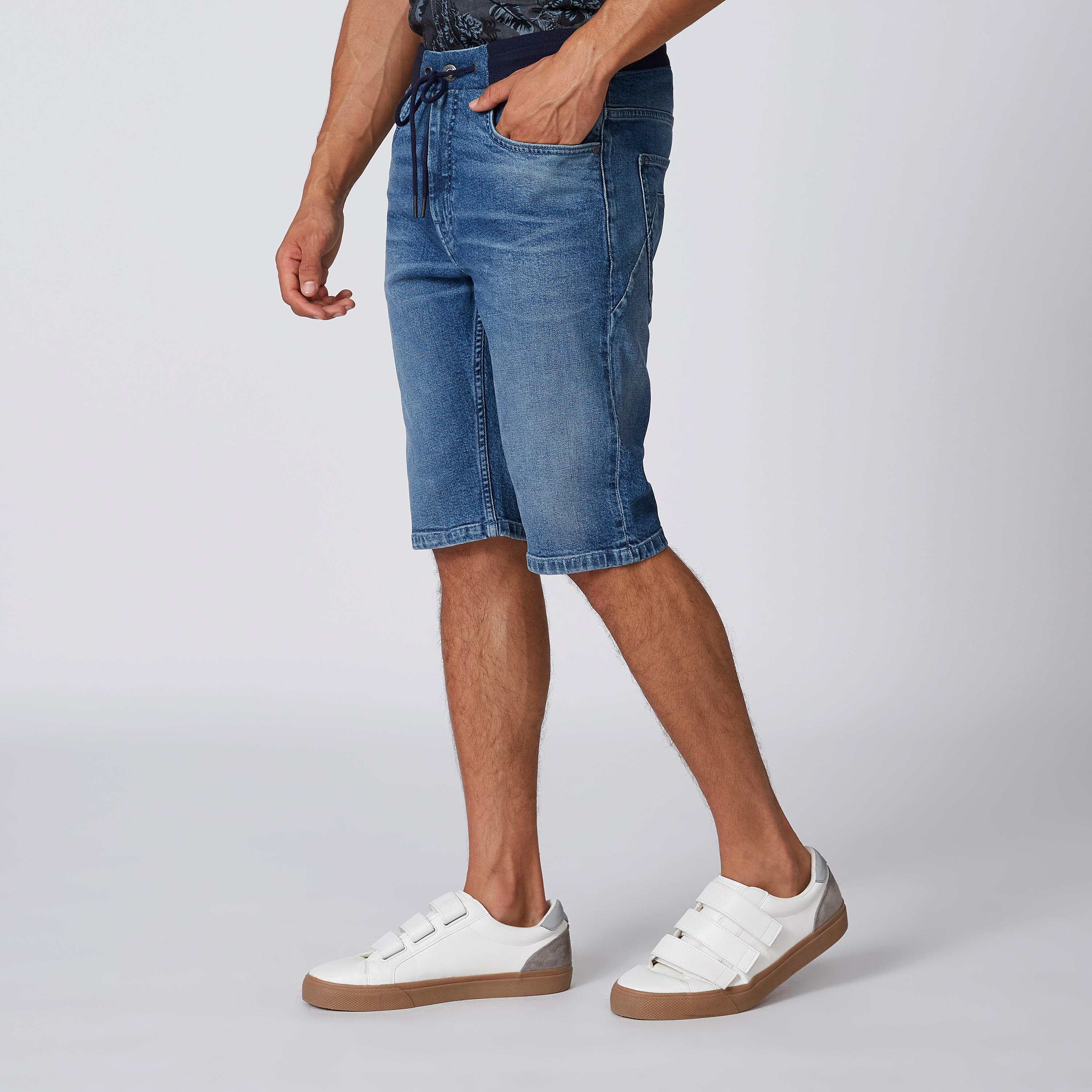 شورت دينم سادة بخصر مطاطي ورباط-men-clothing-bottoms-shorts-image-4