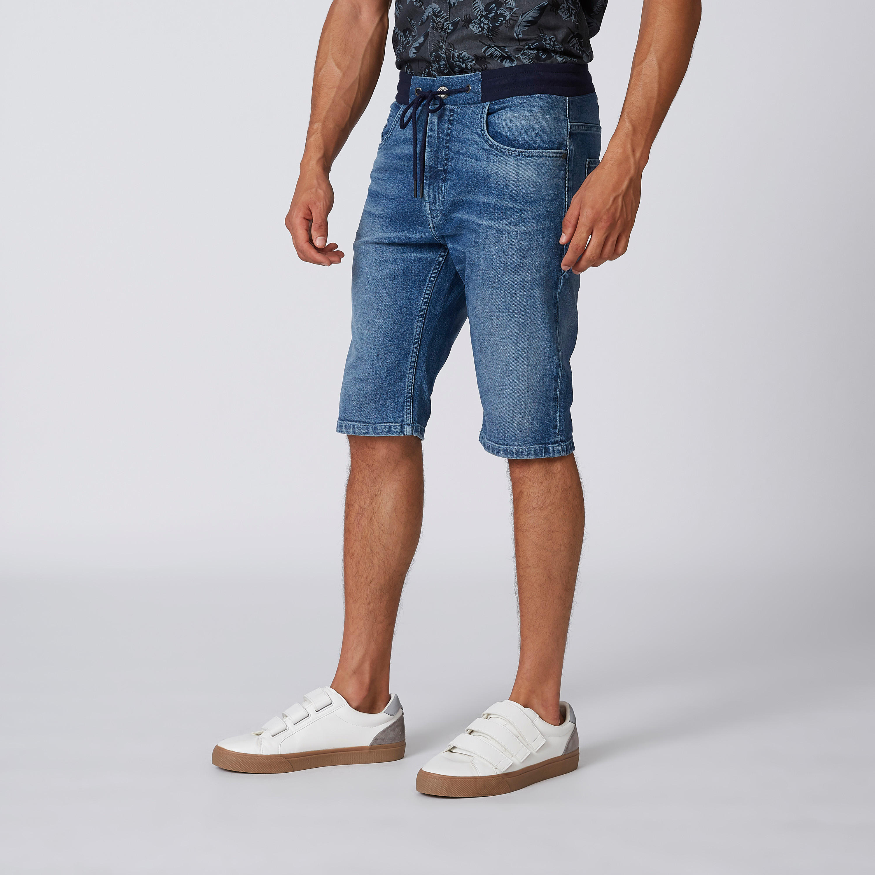 شورت دينم سادة بخصر مطاطي ورباط-men-clothing-bottoms-shorts-image-5