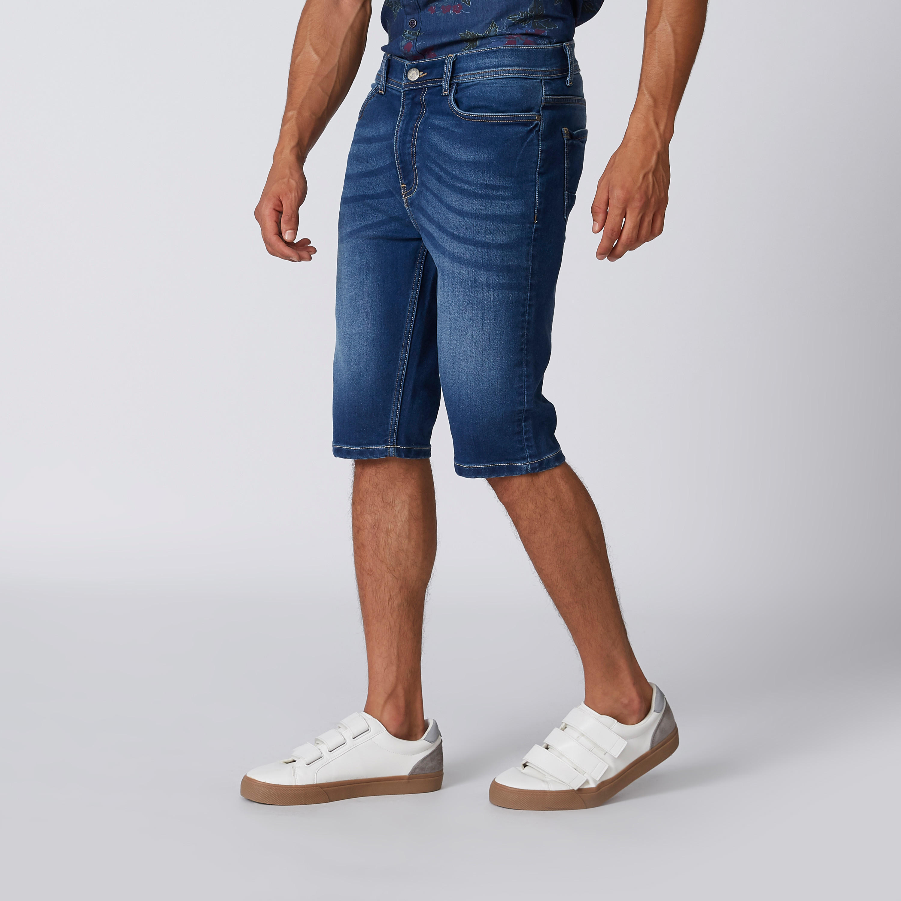 شورت دينم سادة بخصر متوسط الارتفاع وجيوب-men-clothing-bottoms-shorts-image-3