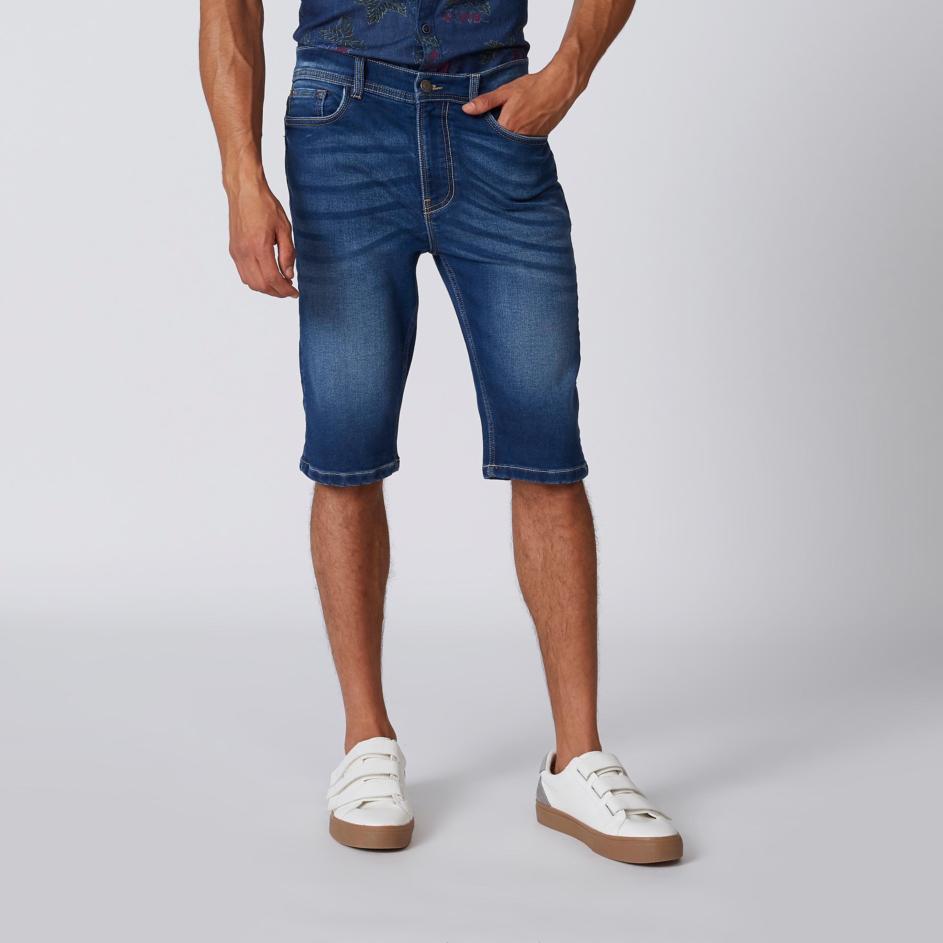 شورت دينم سادة بخصر متوسط الارتفاع وجيوب-men-clothing-bottoms-shorts-image-4