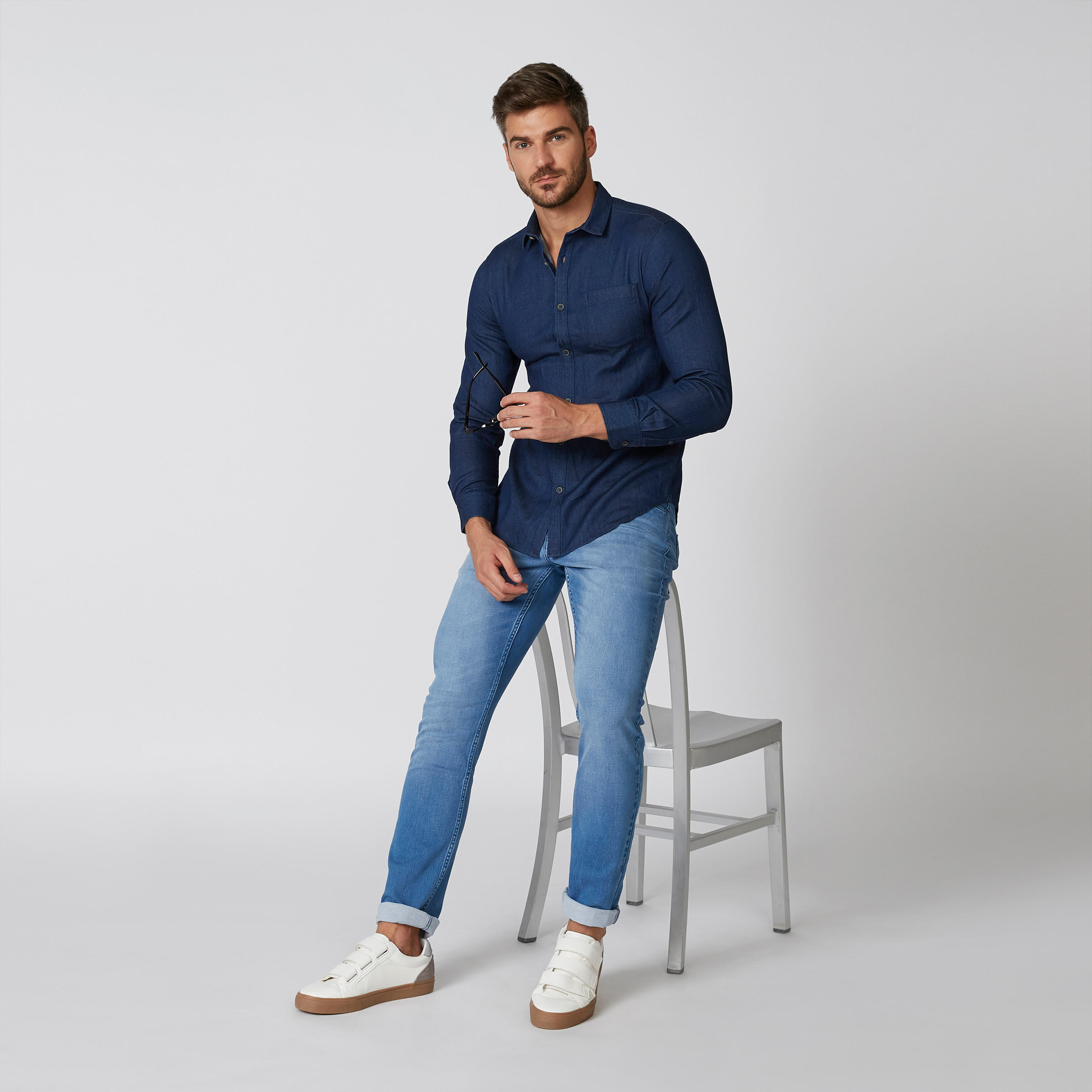 قميص دينم سادة بقصّة سليم وياقة عاديّة وأكمام طويلة-men-clothing-shirts-image-5