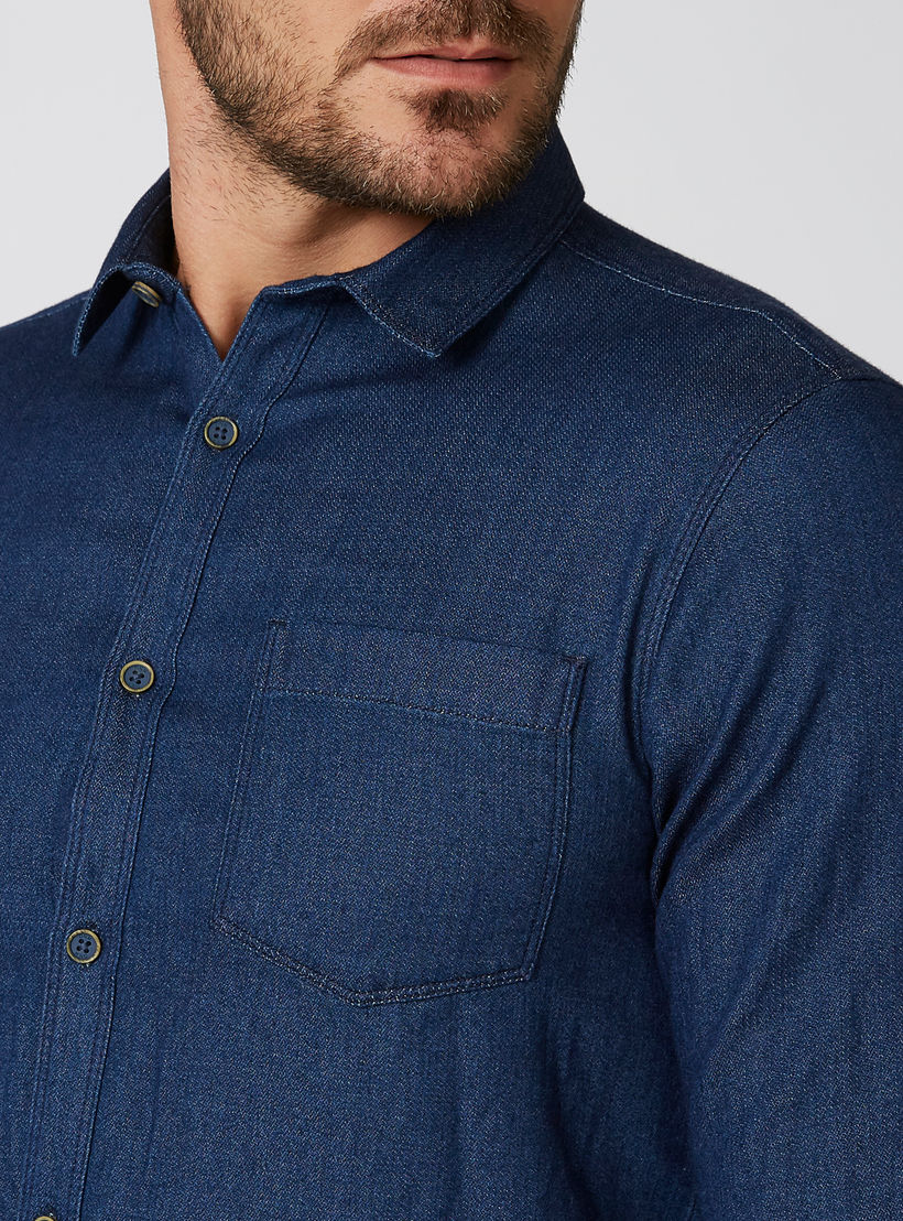 قميص دينم سادة بقصّة سليم وياقة عاديّة وأكمام طويلة-men-clothing-shirts-image-1