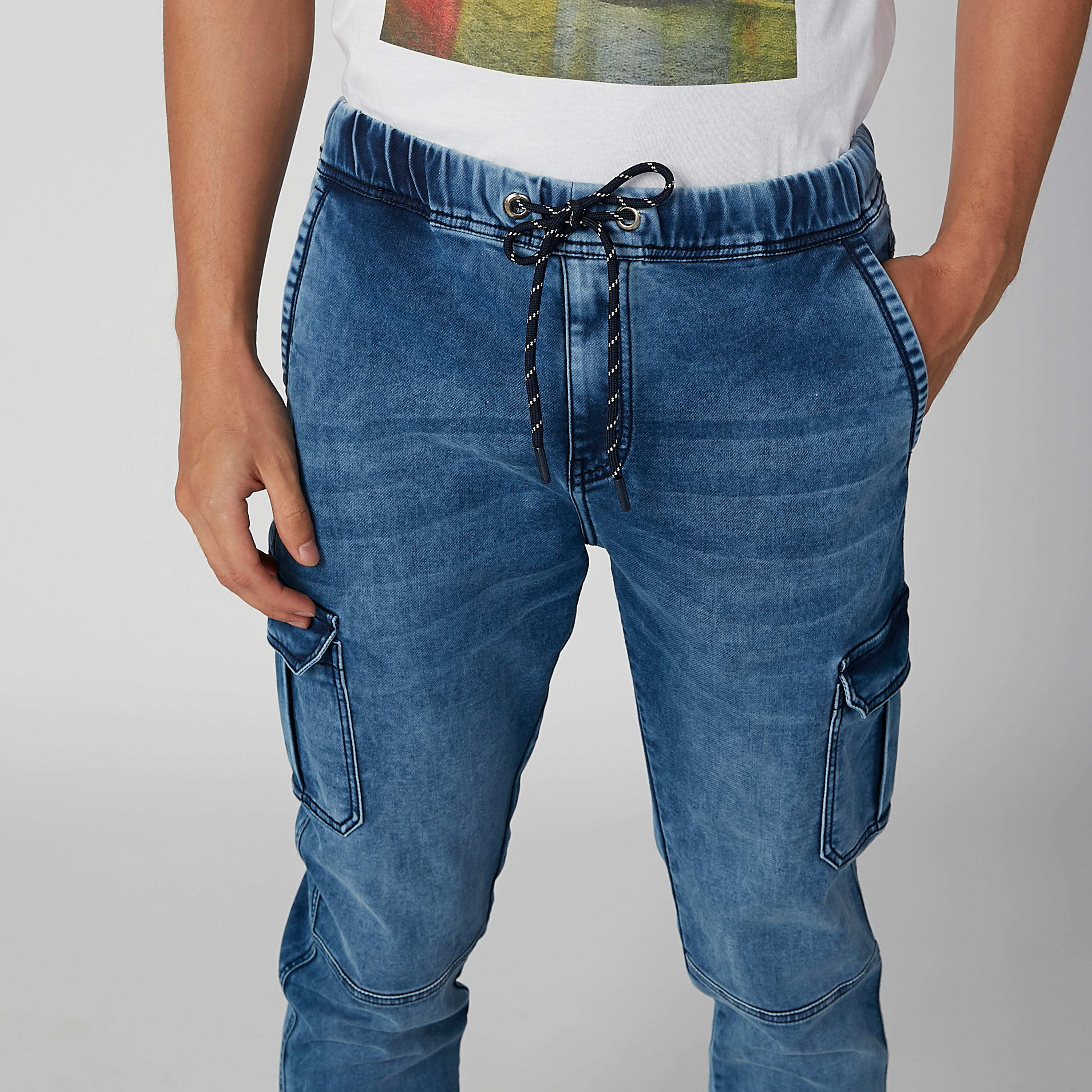 بنطلون جينز مستدام سليم بخصر منخفض وجيوب-men-clothing-bottoms-jeans-image-2