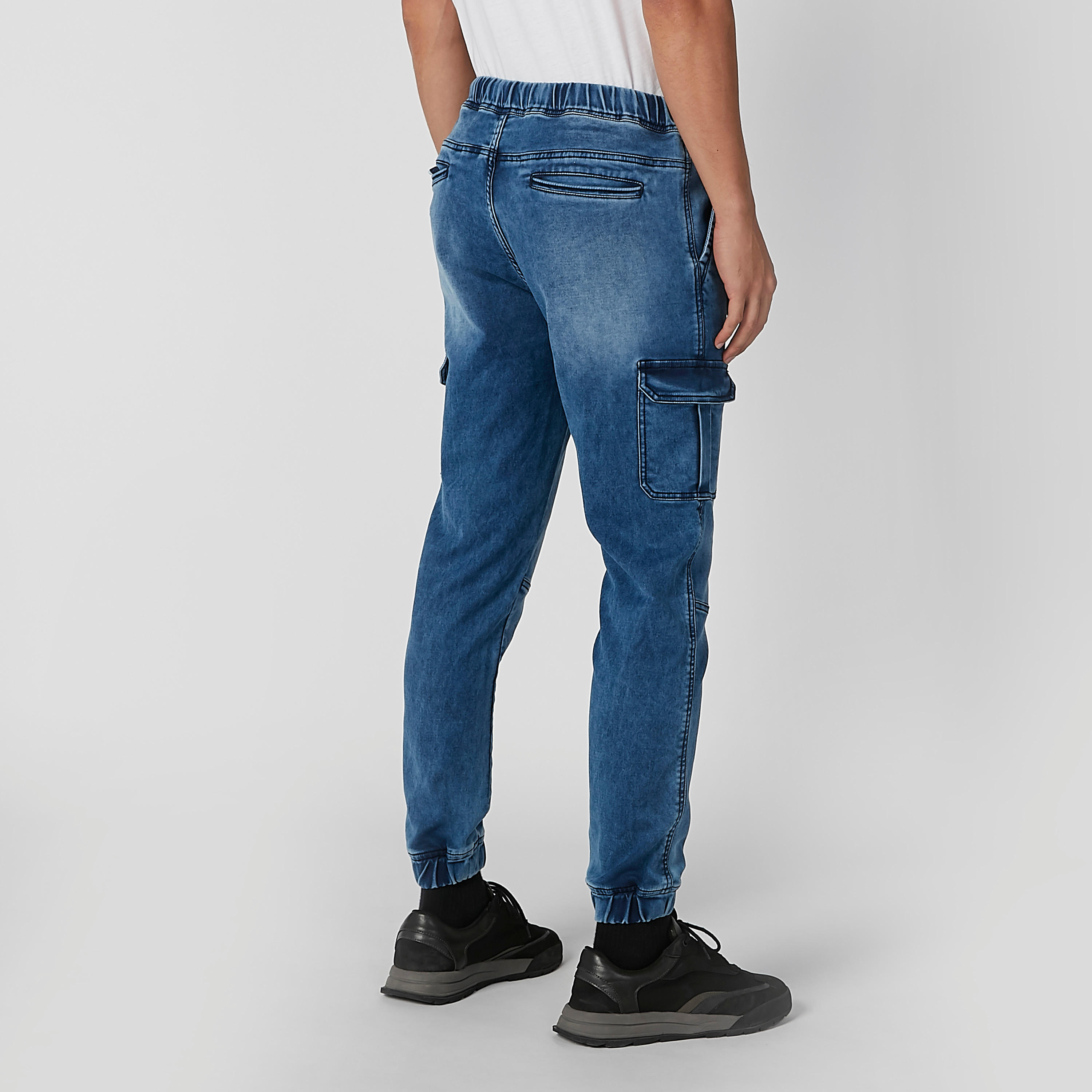 بنطلون جينز مستدام سليم بخصر منخفض وجيوب-men-clothing-bottoms-jeans-image-4