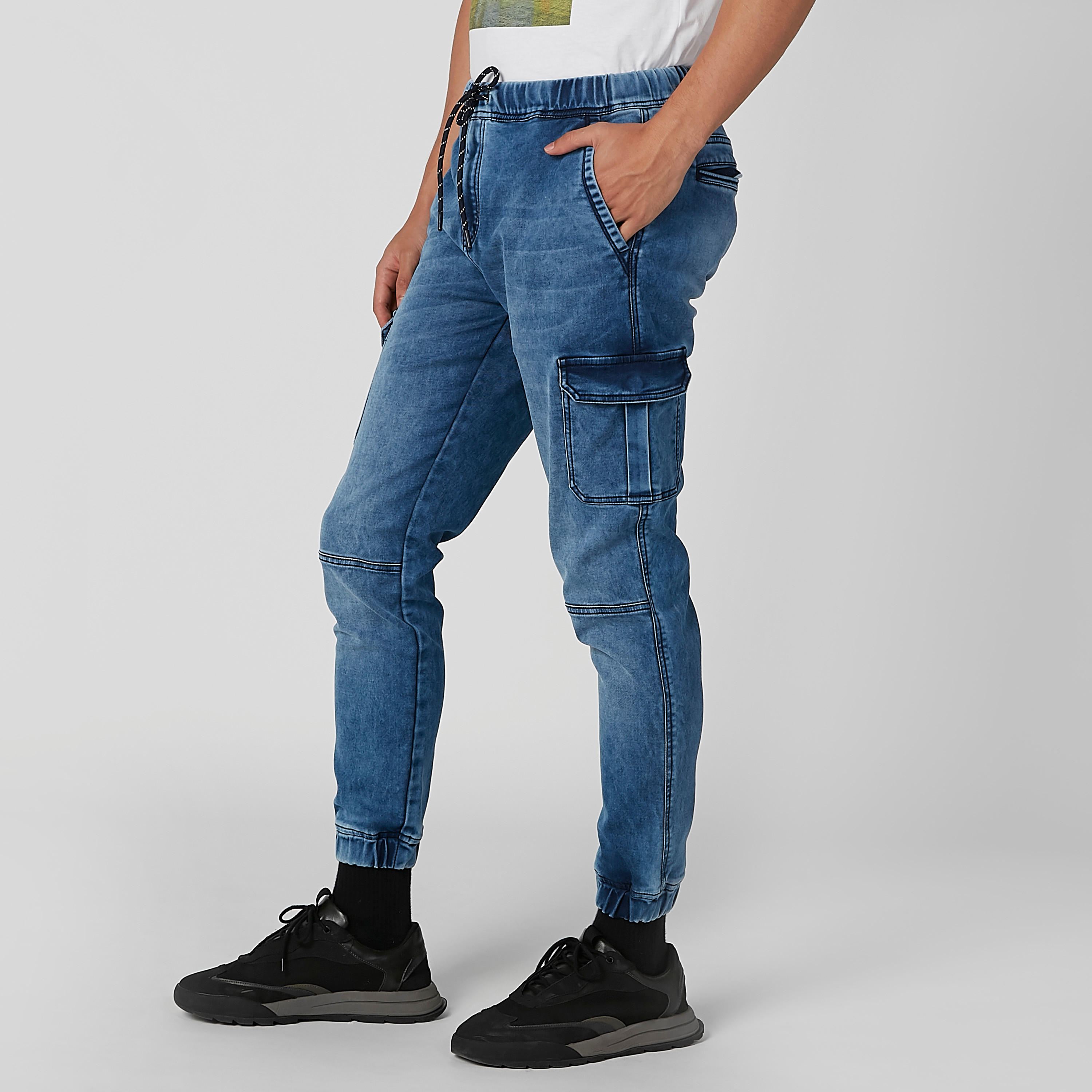 بنطلون جينز مستدام سليم بخصر منخفض وجيوب-men-clothing-bottoms-jeans-image-5