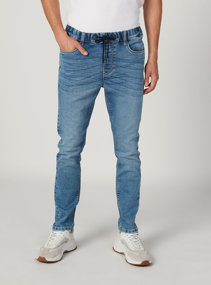 بنطلون جينز مستدام سكيني بارز الملمس بخصر منخفض وجيوب-men-clothing-bottoms-jeans-image-1