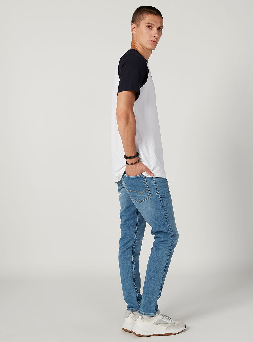 بنطلون جينز مستدام سكيني بارز الملمس بخصر منخفض وجيوب-men-clothing-bottoms-jeans-image-2