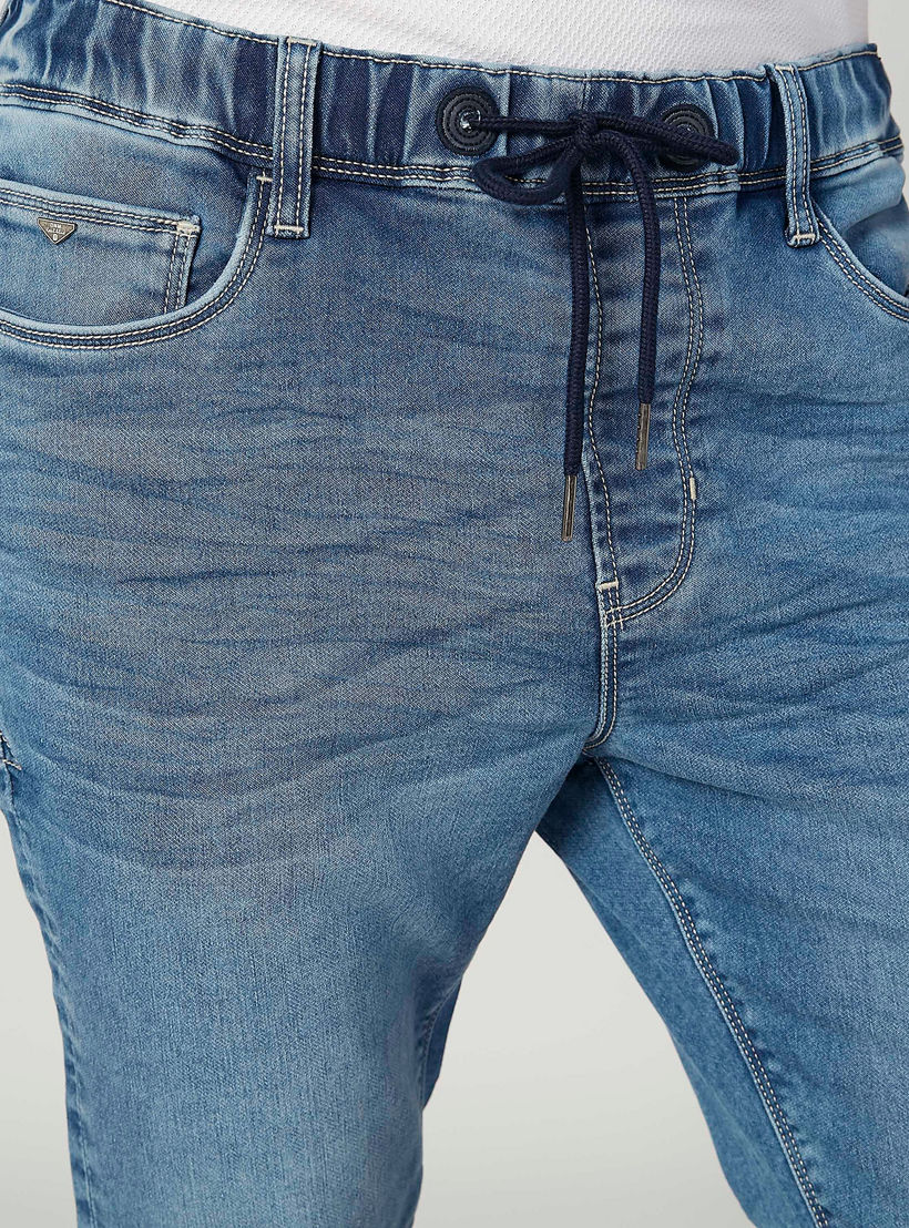 بنطلون جينز مستدام سكيني بارز الملمس بخصر منخفض وجيوب-men-clothing-bottoms-jeans-image-3