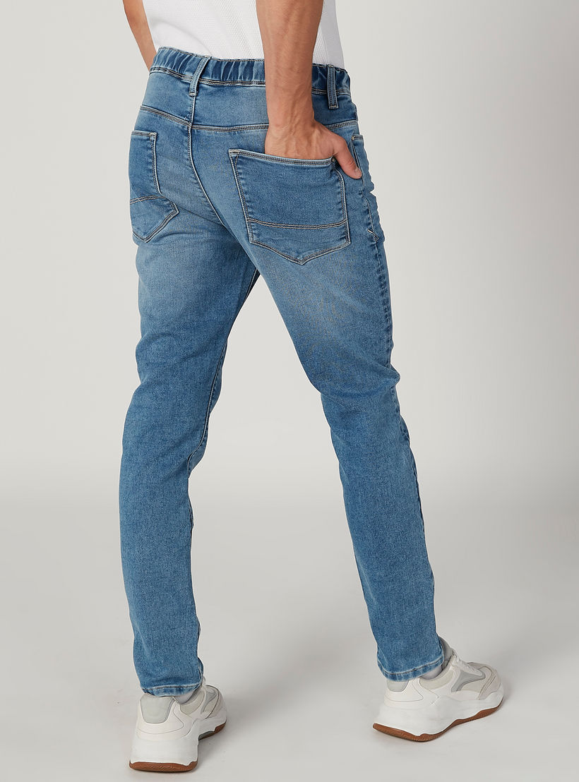 بنطلون جينز مستدام سكيني بارز الملمس بخصر منخفض وجيوب-men-clothing-bottoms-jeans-image-4