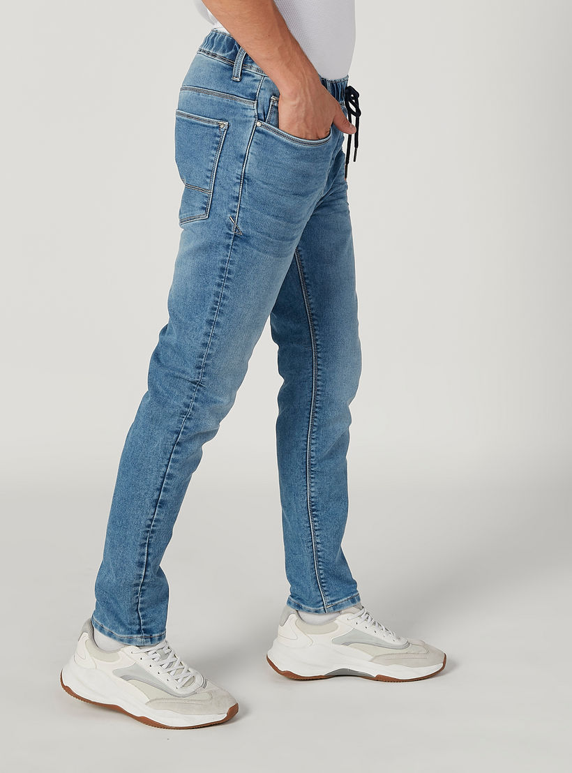 بنطلون جينز مستدام سكيني بارز الملمس بخصر منخفض وجيوب-men-clothing-bottoms-jeans-image-5