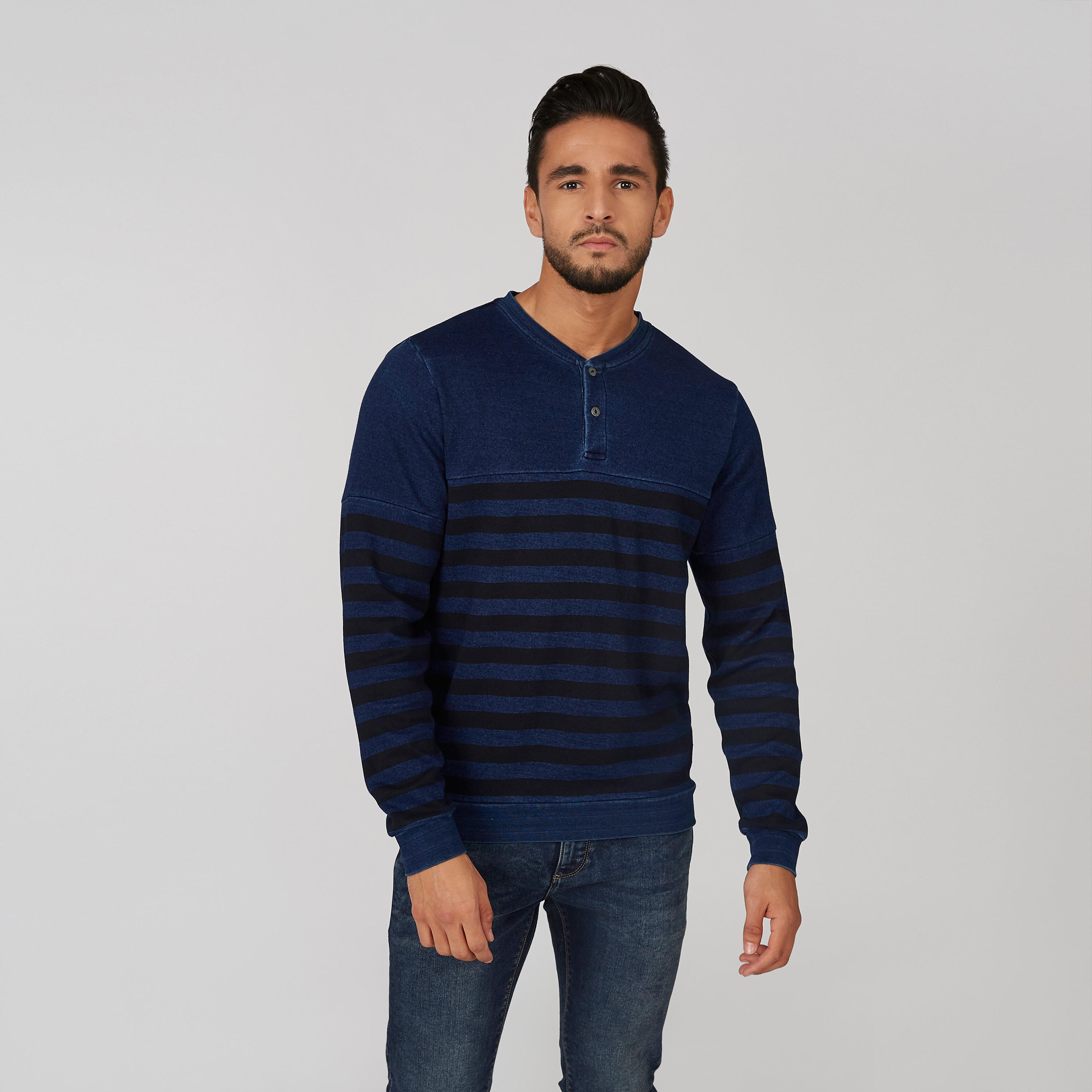 سويت شيرت دينم مقلّم بياقة هينلي وأكمام طويلة-men-winterwear-hoodiesandsweatshirts-image-4